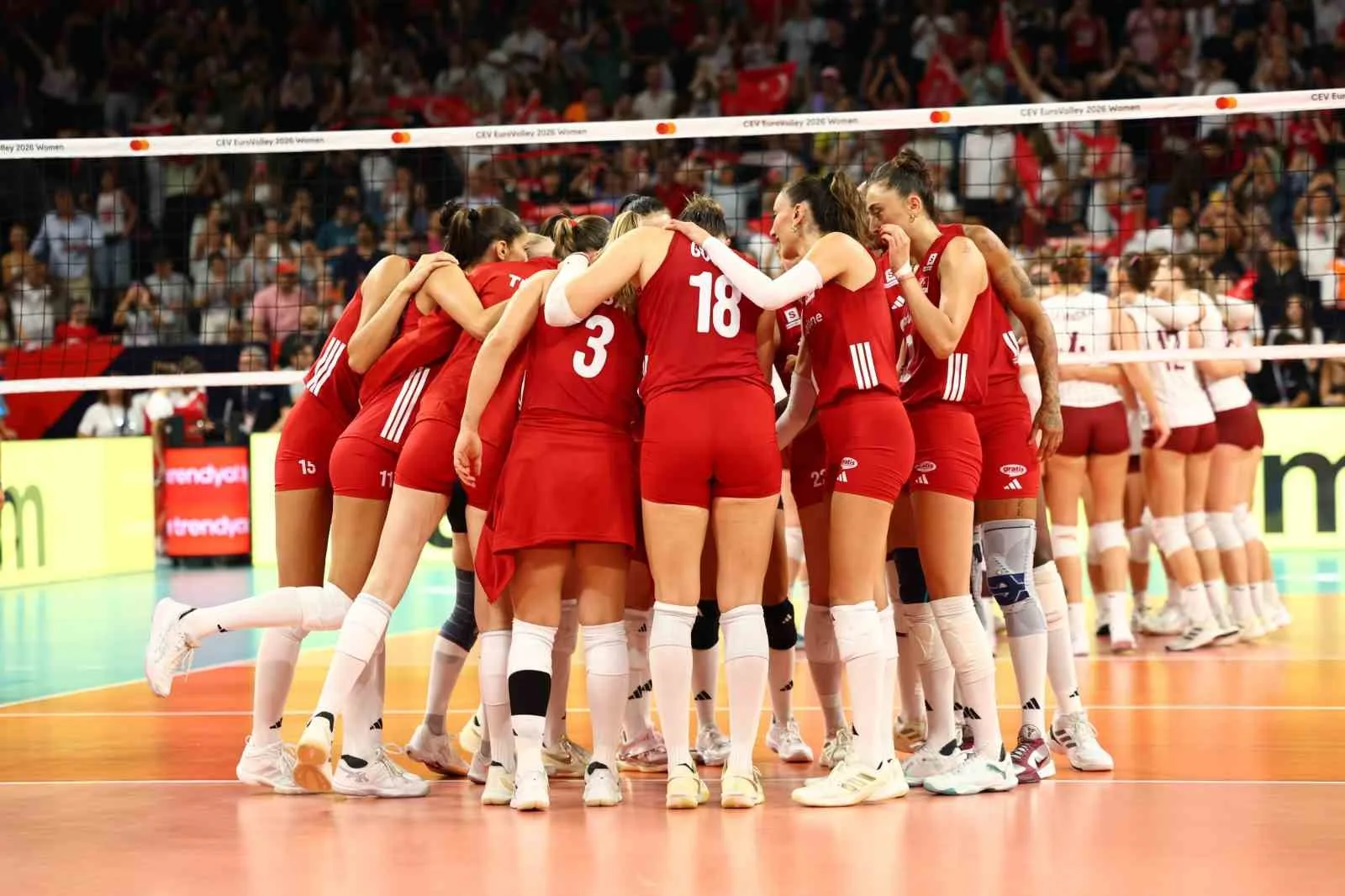 A MİLLİ KADIN VOLEYBOL TAKIMI, 2026 CEV AVRUPA VOLEYBOL ŞAMPİYONASI A GRUBU İLK MAÇINDA İSTANBUL'DA LETONYA'YI 3-0 MAĞLUP ETTİ. MİLLİLER, 23 AĞUSTOS PAZAR GÜNÜ SLOVENYA İLE KARŞILAŞACAK.