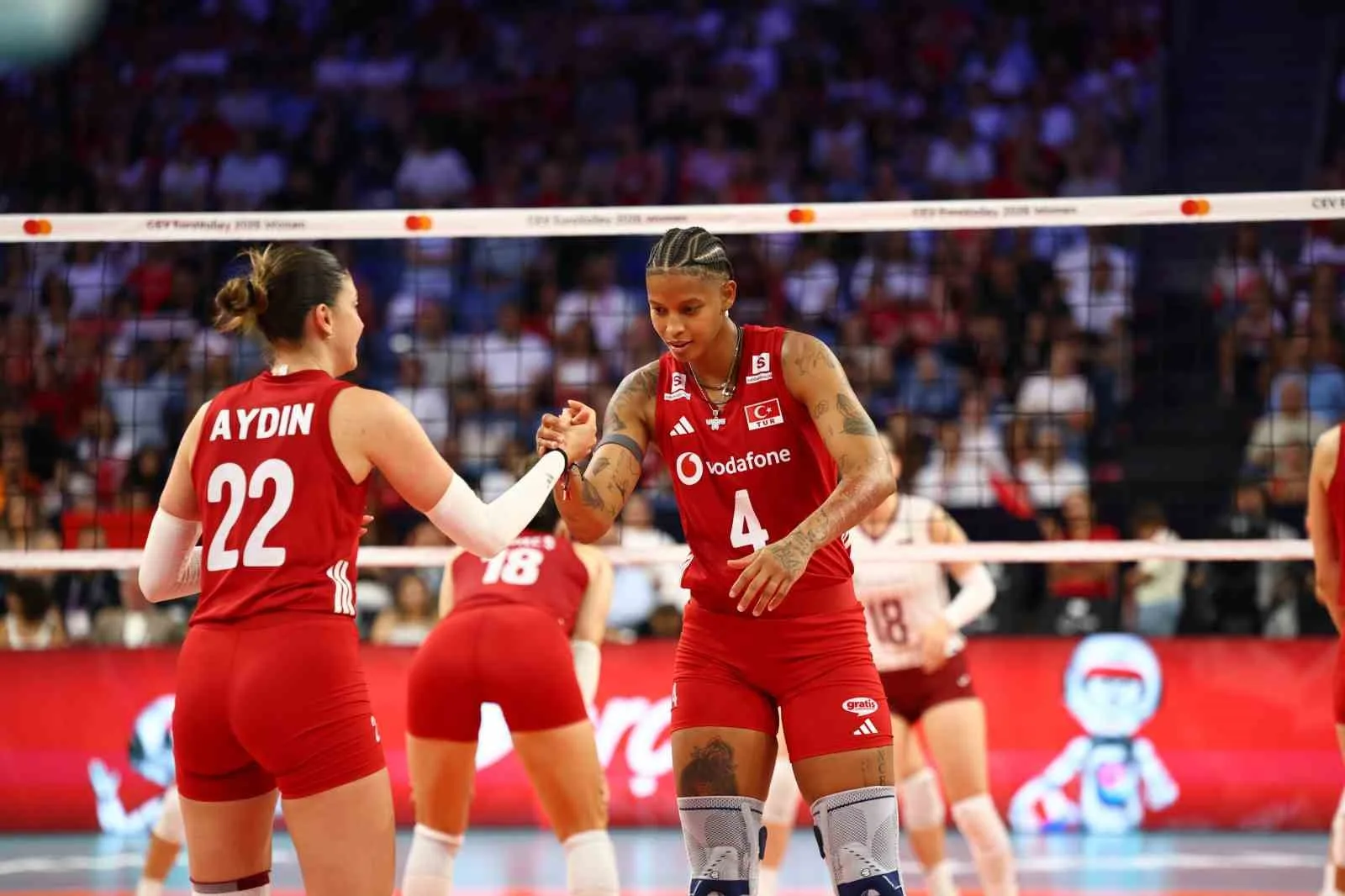 A MİLLİ KADIN VOLEYBOL TAKIMI, 2026 CEV AVRUPA VOLEYBOL ŞAMPİYONASI A GRUBU İLK MAÇINDA İSTANBUL'DA LETONYA'YI 3-0 MAĞLUP ETTİ. MİLLİLER, 23 AĞUSTOS PAZAR GÜNÜ SLOVENYA İLE KARŞILAŞACAK.