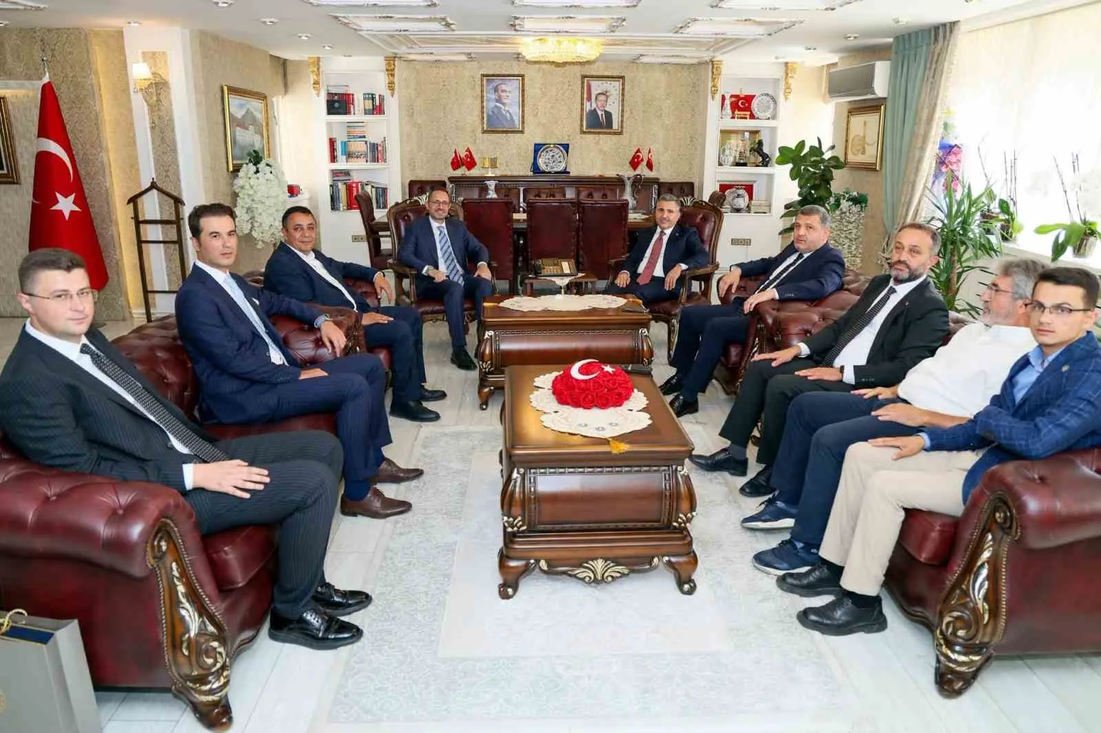 ADALET BAKAN YARDIMCISI SEDAT AYYILDIZ, GÜMÜŞHANE’DEKİ PROGRAMINA GÜMÜŞHANE VALİLİĞİ’Nİ ZİYARET EDEREK BAŞLADI. AYYILDIZ, VALİ CEVDET ATAY İLE BİR ARAYA GELDİ.
