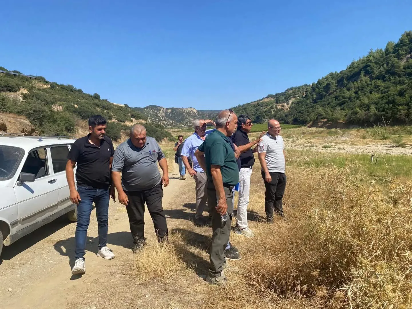 SARIGÖL’DE TARIMSAL ÜRETİME ÖNEMLİ KATKI SAĞLAMASI BEKLENEN AĞIL DERESİ GÖLETİ PROJESİ İÇİN DSİ YETKİLİLERİYLE SAHADA İNCELEME GERÇEKLEŞTİRİLDİ. PROJENİN YAPILMASI PLANLANAN ALANDA İNCELEMELERDE BULUNAN EKİP, ÇİMENTEPE MAHALLESİ’NDE VATANDAŞLARIN TALEPLERİNİ DE DİNLEDİ.