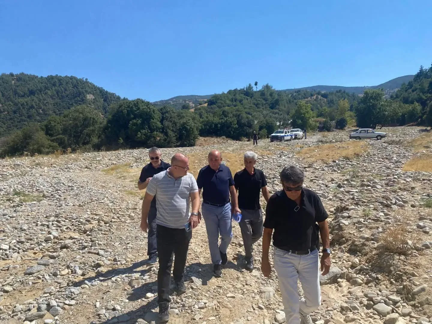 SARIGÖL’DE TARIMSAL ÜRETİME ÖNEMLİ KATKI SAĞLAMASI BEKLENEN AĞIL DERESİ GÖLETİ PROJESİ İÇİN DSİ YETKİLİLERİYLE SAHADA İNCELEME GERÇEKLEŞTİRİLDİ. PROJENİN YAPILMASI PLANLANAN ALANDA İNCELEMELERDE BULUNAN EKİP, ÇİMENTEPE MAHALLESİ’NDE VATANDAŞLARIN TALEPLERİNİ DE DİNLEDİ.