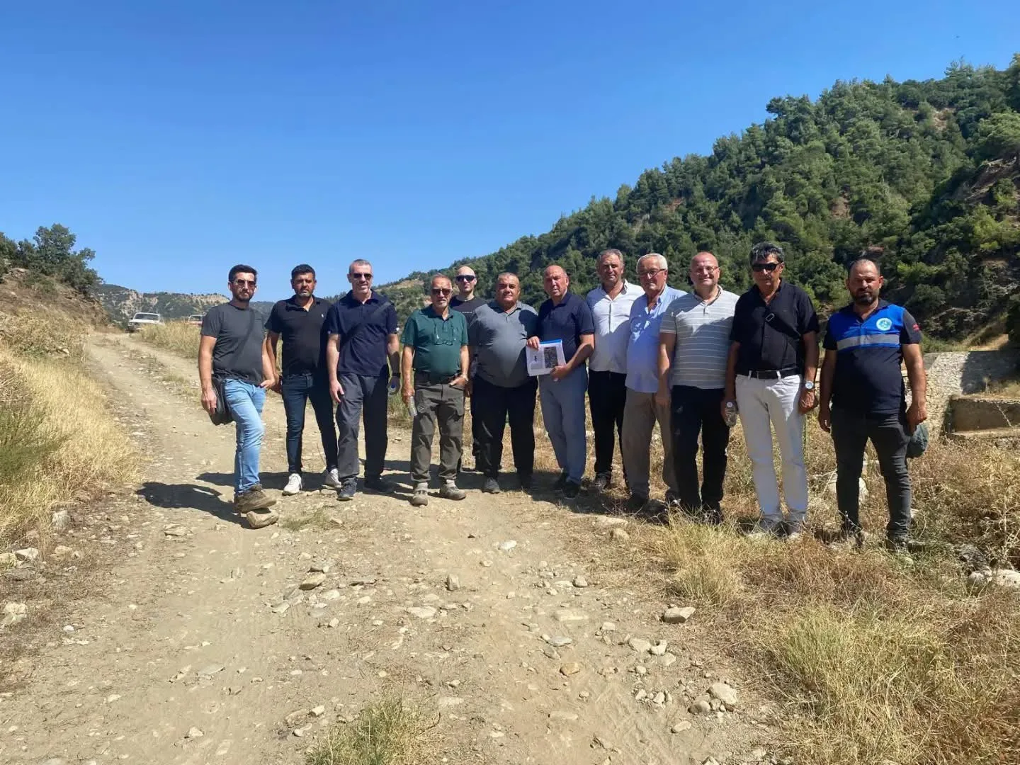 SARIGÖL’DE TARIMSAL ÜRETİME ÖNEMLİ KATKI SAĞLAMASI BEKLENEN AĞIL DERESİ GÖLETİ PROJESİ İÇİN DSİ YETKİLİLERİYLE SAHADA İNCELEME GERÇEKLEŞTİRİLDİ. PROJENİN YAPILMASI PLANLANAN ALANDA İNCELEMELERDE BULUNAN EKİP, ÇİMENTEPE MAHALLESİ’NDE VATANDAŞLARIN TALEPLERİNİ DE DİNLEDİ.