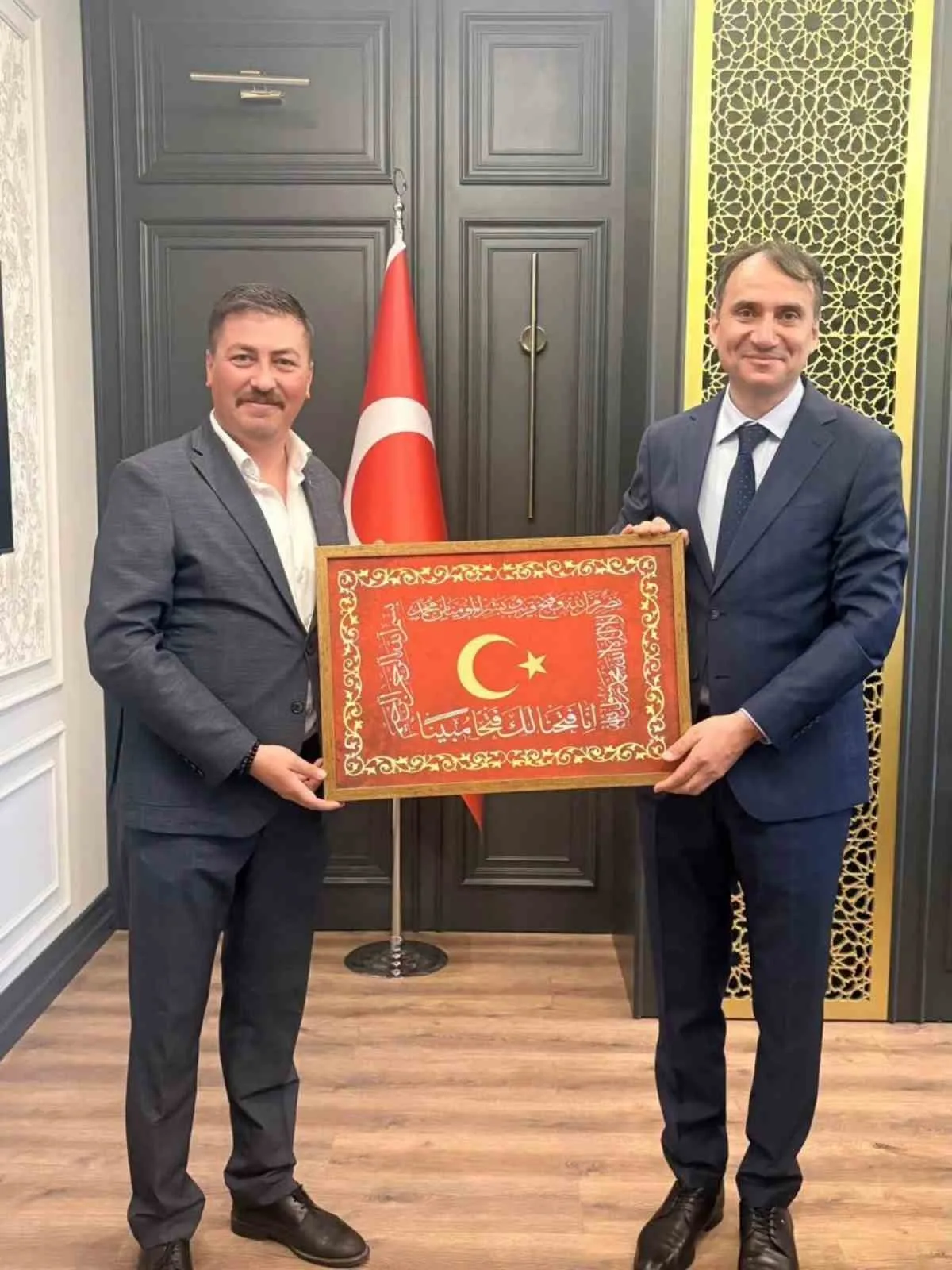AK PARTİ EDREMİT İLÇE BAŞKANI RIFAT ERTAŞ VE YÖNETİM KURULU ÜYELERİ, EDREMİT KAYMAKAMLIĞI GÖREVİNE BAŞLAYAN ZAFER ENGİN’İ ZİYARET EDEREK HAYIRLI OLSUN DİLEKLERİNİ İLETTİ.