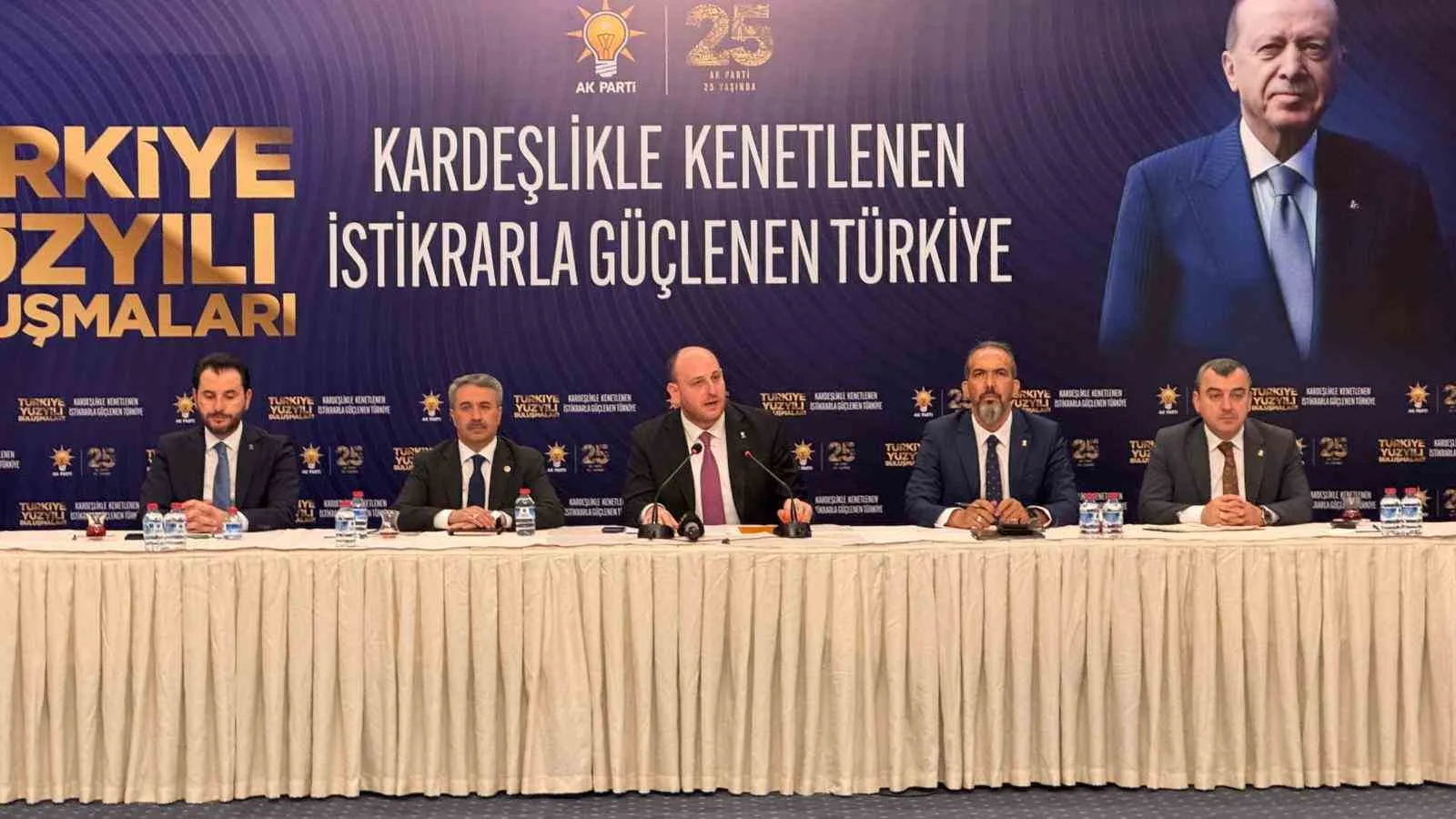 AK PARTİ GENEL BAŞKAN YARDIMCISI VE TEŞKİLAT BAŞKANI AHMET BÜYÜKGÜMÜŞ (ORTADA), PROGRAMDA BİR KONUŞMA YAPTI