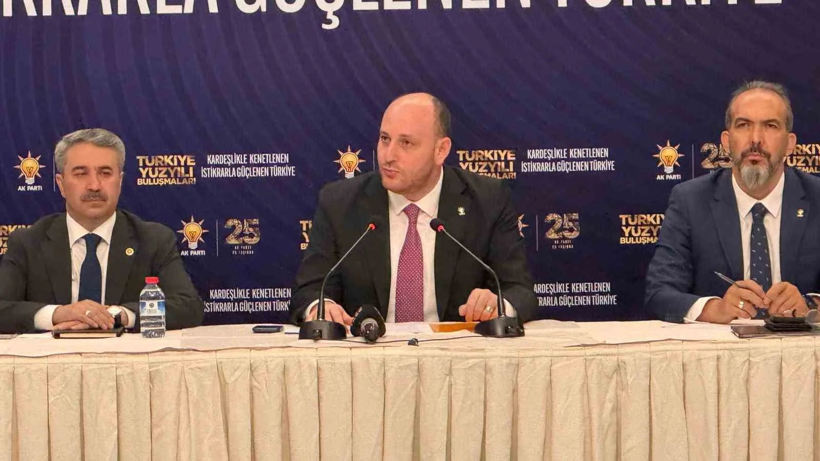 AK PARTİ GENEL BAŞKAN YARDIMCISI VE TEŞKİLAT BAŞKANI AHMET BÜYÜKGÜMÜŞ (ORTADA), PROGRAMDA BİR KONUŞMA YAPTI