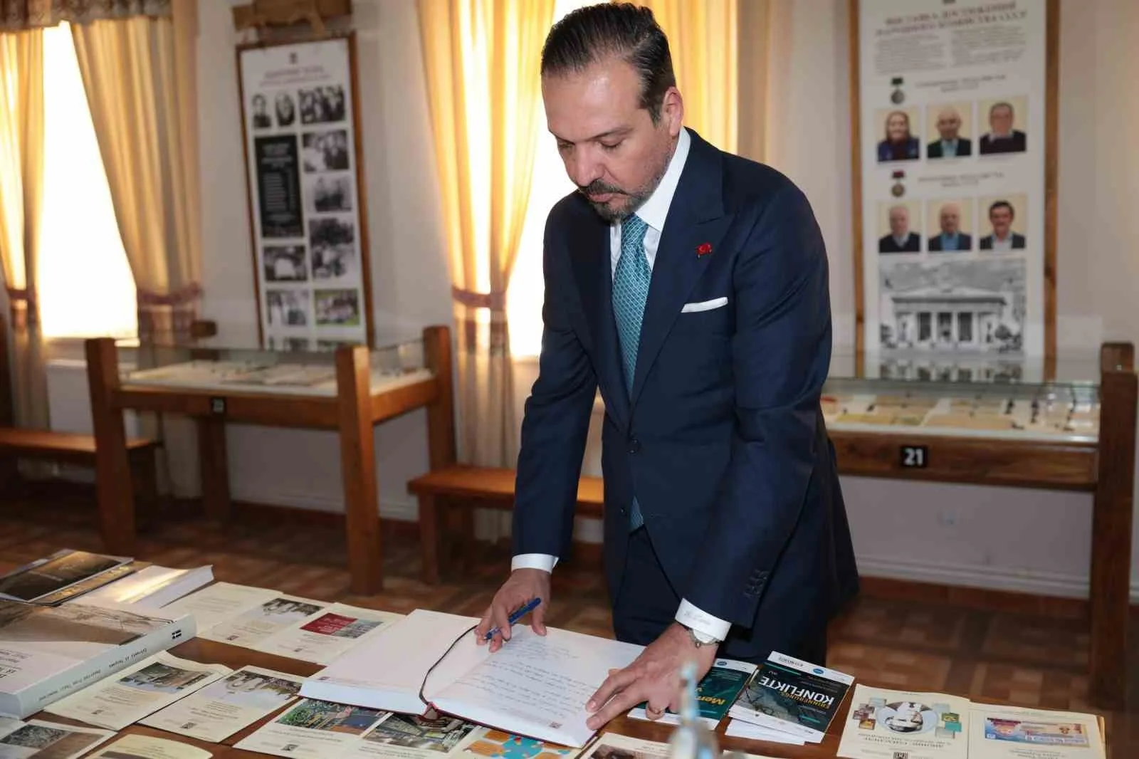 KÖYDEKİ TARİH MÜZESİ’Nİ İNCELEYEN ZORLU, ZİYARETÇİ DEFTERİNE, "TÜRK DÜNYASI’NIN AYRILMAZ BİR PARÇASI OLAN GAGAUZYA’DA SOYDAŞLARIMIZLA BULUŞMANIN MUTLULUĞUNU YAŞIYORUZ. GAGAUZYA’NIN ÖZERKLİĞİ, REFAHI VE HUZURU TÜM TÜRK MİLLETİNİN SEVİNCİDİR" NOTUNU DÜŞTÜ.