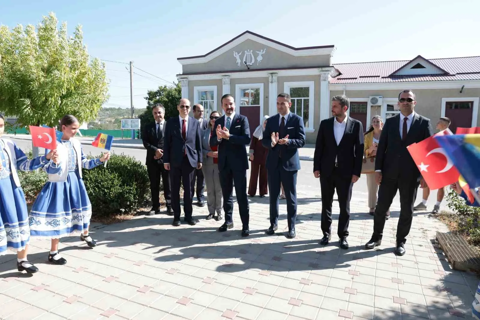 AVDARMA KÖYÜNE GEÇEN ZORLU, GAGAUZ ÇOCUKLARIN HALK OYUNLARI GÖSTERİSİ VE DOSTLUK İLE GÜVENİN SEMBOLÜ OLAN GELENEKSEL TUZ-EKMEK İKRAMIYLA KARŞILANDI.