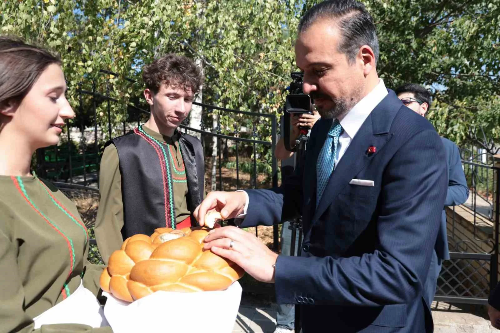 AVDARMA KÖYÜNE GEÇEN ZORLU, GAGAUZ ÇOCUKLARIN HALK OYUNLARI GÖSTERİSİ VE DOSTLUK İLE GÜVENİN SEMBOLÜ OLAN GELENEKSEL TUZ-EKMEK İKRAMIYLA KARŞILANDI.