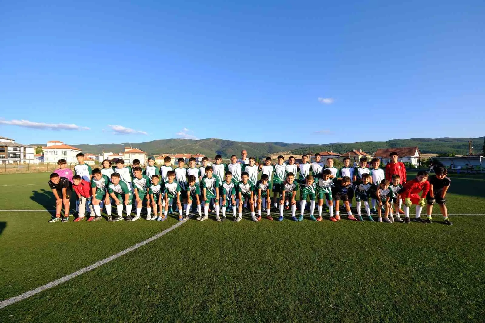 AKDAĞMADENİ BELEDİYESİ SPOR KULÜBÜ TARAFINDAN HAZİRAN AYINDA BAŞLATILAN YAZ FUTBOL OKULU, YAKLAŞIK 60 SPORCUNUN KATILIMIYLA DEVAM EDİYOR.-