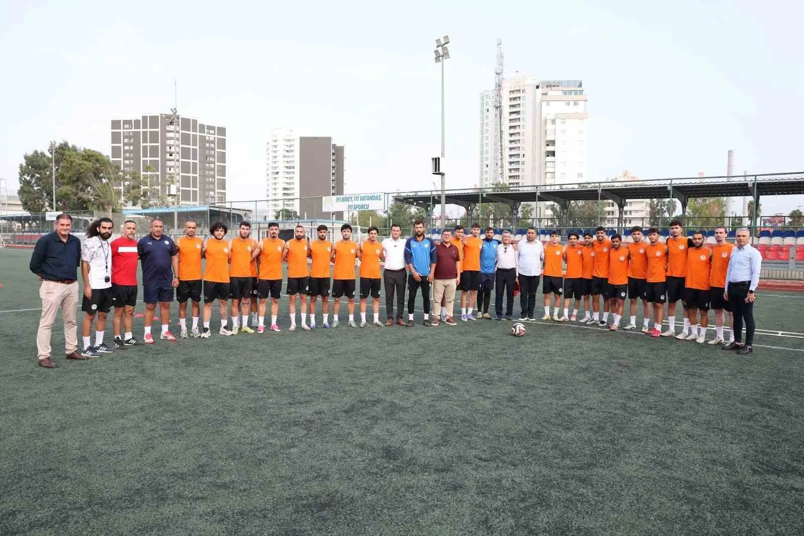 AKDENİZ KAYMAKAMI VE BELEDİYE BAŞKAN VEKİLİ MURAT BEŞİKCİ, 2026-2027 FUTBOL SEZONU PROFESYONELLİĞE GEÇİŞ LİGİ’NDE (PGL) MÜCADELE EDECEK AKDENİZ BELEDİYE SPOR KULÜBÜ FUTBOL TAKIMINI ANTRENMANDA ZİYARET EDEREK YENİ SEZON ÖNCESİ BAŞARI DİLEĞİNDE BULUNDU.