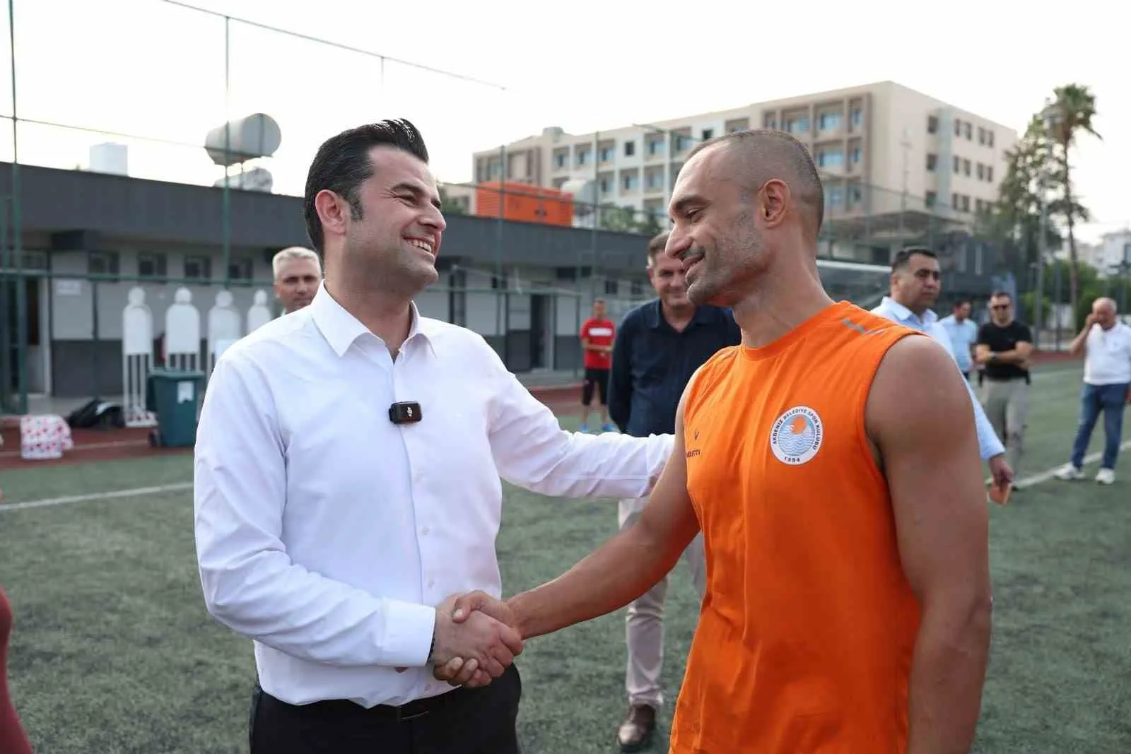 AKDENİZ KAYMAKAMI VE BELEDİYE BAŞKAN VEKİLİ MURAT BEŞİKCİ, 2026-2027 FUTBOL SEZONU PROFESYONELLİĞE GEÇİŞ LİGİ’NDE (PGL) MÜCADELE EDECEK AKDENİZ BELEDİYE SPOR KULÜBÜ FUTBOL TAKIMINI ANTRENMANDA ZİYARET EDEREK YENİ SEZON ÖNCESİ BAŞARI DİLEĞİNDE BULUNDU.