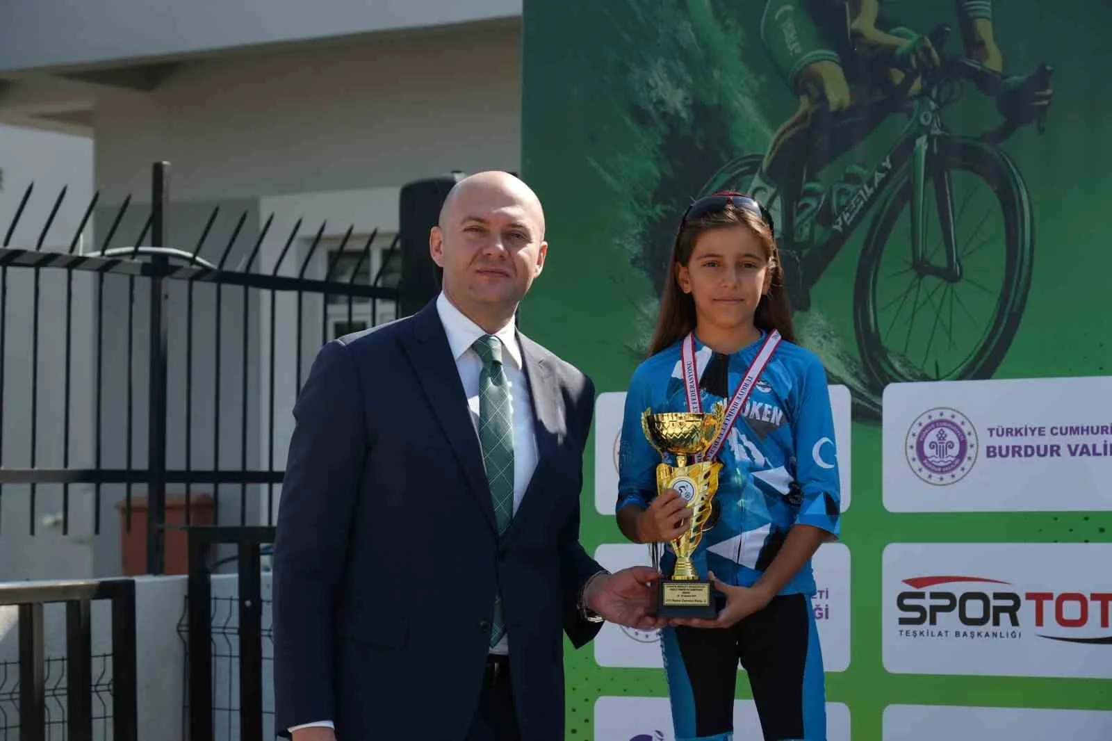 YEŞİLAY TÜRKİYE YOL ŞAMPİYONASI’NDA MÜCADELE EDEN AKHİSARLI SPORCULAR, FARKLI KATEGORİLERDE ELDE ETTİKLERİ DERECELERLE BÜYÜK BAŞARIYA İMZA ATTI. U15 KADINLAR KATEGORİSİNDE YARIŞAN İLKNUR BUĞLEM KARATAŞ İSE TÜRKİYE ŞAMPİYONU OLDU.