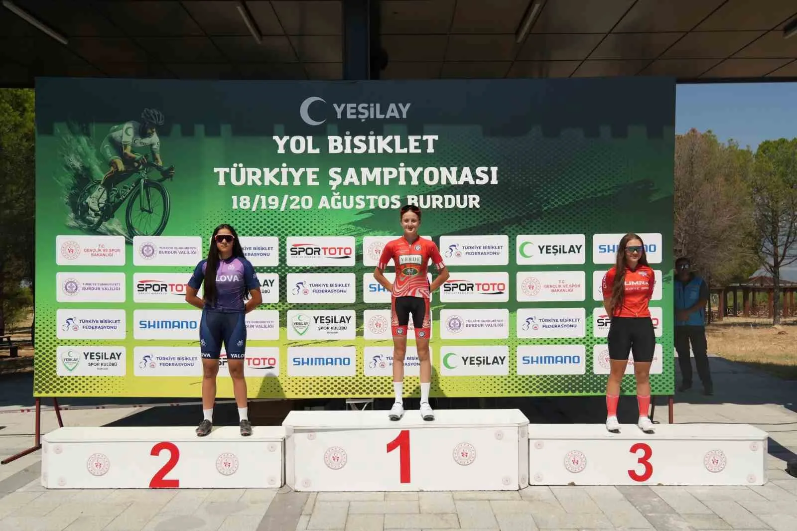 YEŞİLAY TÜRKİYE YOL ŞAMPİYONASI’NDA MÜCADELE EDEN AKHİSARLI SPORCULAR, FARKLI KATEGORİLERDE ELDE ETTİKLERİ DERECELERLE BÜYÜK BAŞARIYA İMZA ATTI. U15 KADINLAR KATEGORİSİNDE YARIŞAN İLKNUR BUĞLEM KARATAŞ İSE TÜRKİYE ŞAMPİYONU OLDU.