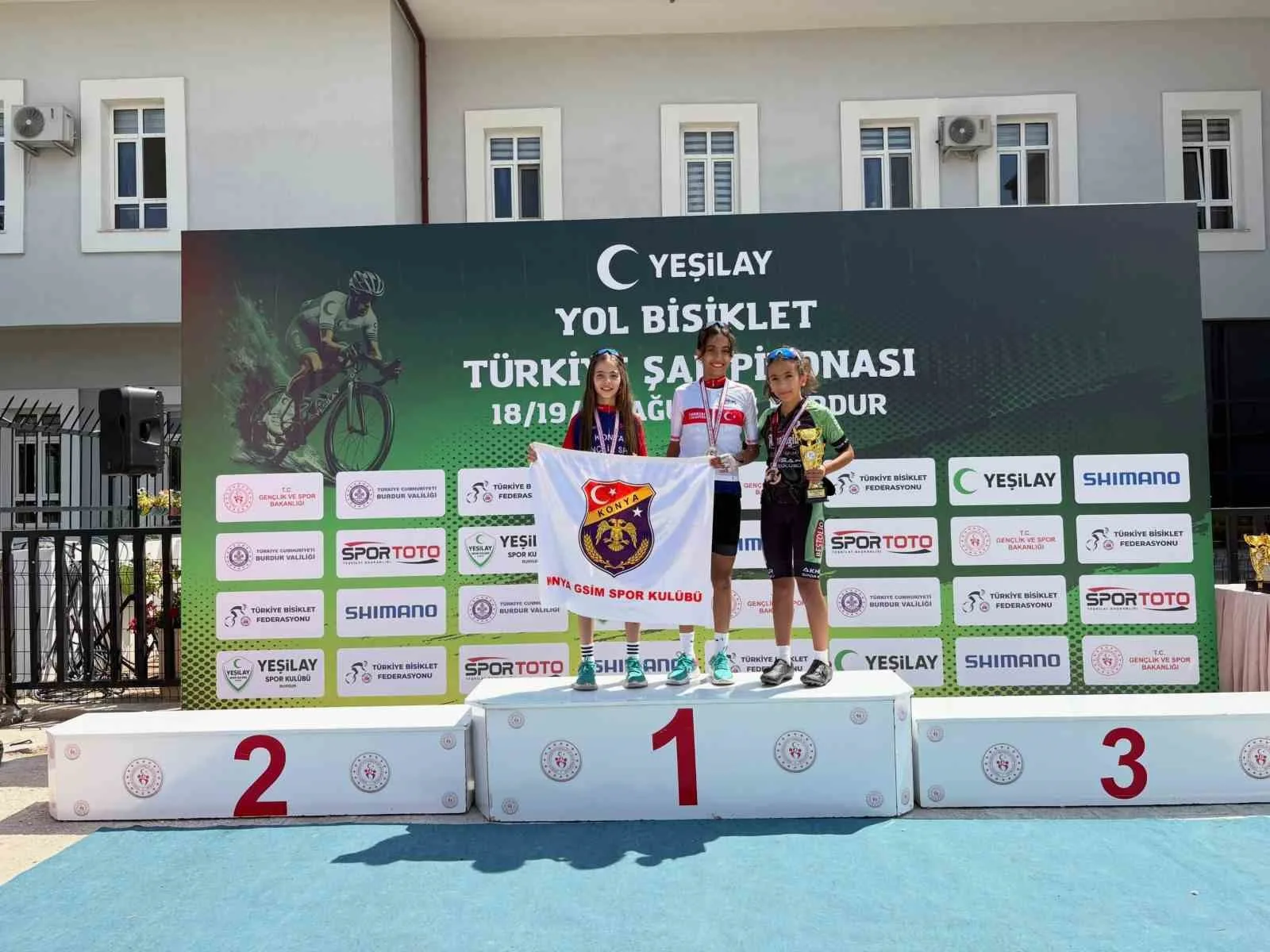 YEŞİLAY TÜRKİYE YOL ŞAMPİYONASI’NDA MÜCADELE EDEN AKHİSARLI SPORCULAR, FARKLI KATEGORİLERDE ELDE ETTİKLERİ DERECELERLE BÜYÜK BAŞARIYA İMZA ATTI. U15 KADINLAR KATEGORİSİNDE YARIŞAN İLKNUR BUĞLEM KARATAŞ İSE TÜRKİYE ŞAMPİYONU OLDU.