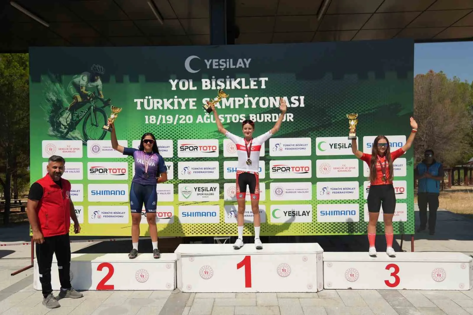 YEŞİLAY TÜRKİYE YOL ŞAMPİYONASI’NDA MÜCADELE EDEN AKHİSARLI SPORCULAR, FARKLI KATEGORİLERDE ELDE ETTİKLERİ DERECELERLE BÜYÜK BAŞARIYA İMZA ATTI. U15 KADINLAR KATEGORİSİNDE YARIŞAN İLKNUR BUĞLEM KARATAŞ İSE TÜRKİYE ŞAMPİYONU OLDU.