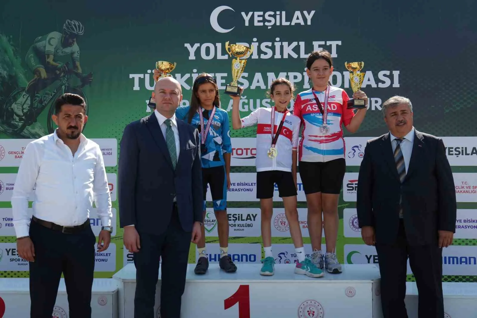 YEŞİLAY TÜRKİYE YOL ŞAMPİYONASI’NDA MÜCADELE EDEN AKHİSARLI SPORCULAR, FARKLI KATEGORİLERDE ELDE ETTİKLERİ DERECELERLE BÜYÜK BAŞARIYA İMZA ATTI. U15 KADINLAR KATEGORİSİNDE YARIŞAN İLKNUR BUĞLEM KARATAŞ İSE TÜRKİYE ŞAMPİYONU OLDU.
