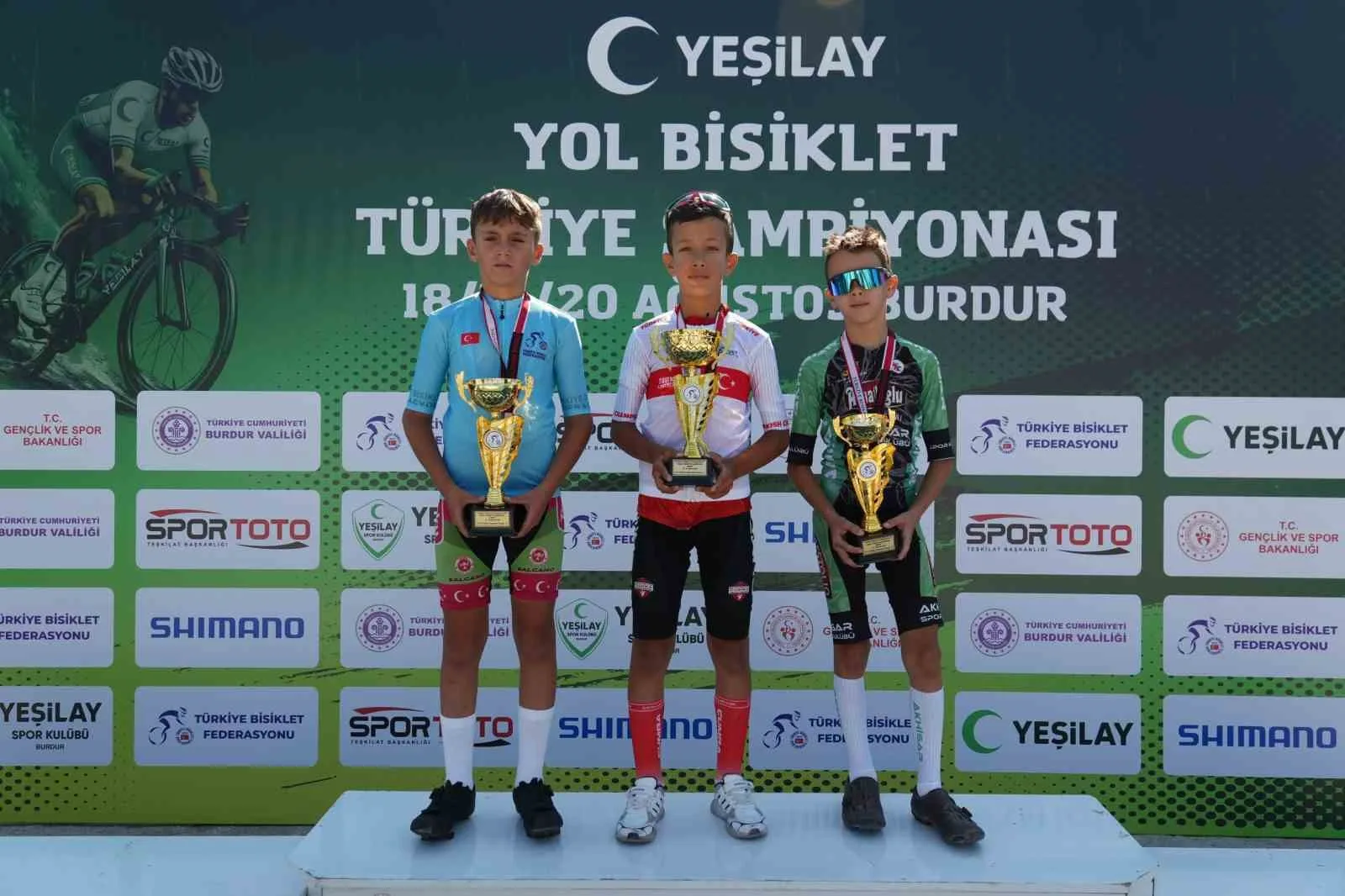YEŞİLAY TÜRKİYE YOL ŞAMPİYONASI’NDA MÜCADELE EDEN AKHİSARLI SPORCULAR, FARKLI KATEGORİLERDE ELDE ETTİKLERİ DERECELERLE BÜYÜK BAŞARIYA İMZA ATTI. U15 KADINLAR KATEGORİSİNDE YARIŞAN İLKNUR BUĞLEM KARATAŞ İSE TÜRKİYE ŞAMPİYONU OLDU.