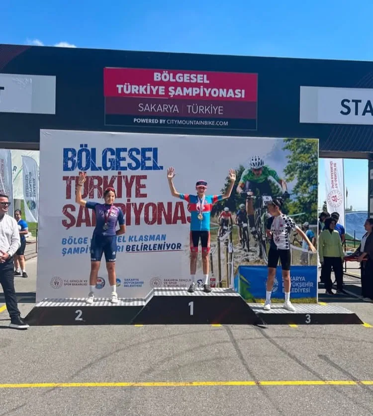 SAKARYA’DA DÜZENLENEN DAĞ BİSİKLETİ BÖLGESEL TÜRKİYE ŞAMPİYONASI’NDA PEDAL ÇEVİREN AKHİSARLI SPORCULAR, GENEL KLASMAN VE 1. BÖLGE KATEGORİLERİNDE 3 ŞAMPİYONLUK OLMAK ÜZERE ÇOK SAYIDA DERECE ELDE ETTİ.