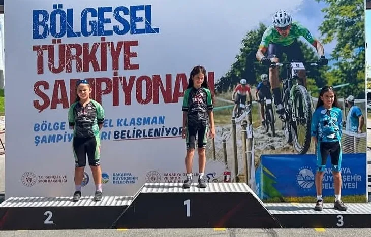 SAKARYA’DA DÜZENLENEN DAĞ BİSİKLETİ BÖLGESEL TÜRKİYE ŞAMPİYONASI’NDA PEDAL ÇEVİREN AKHİSARLI SPORCULAR, GENEL KLASMAN VE 1. BÖLGE KATEGORİLERİNDE 3 ŞAMPİYONLUK OLMAK ÜZERE ÇOK SAYIDA DERECE ELDE ETTİ.