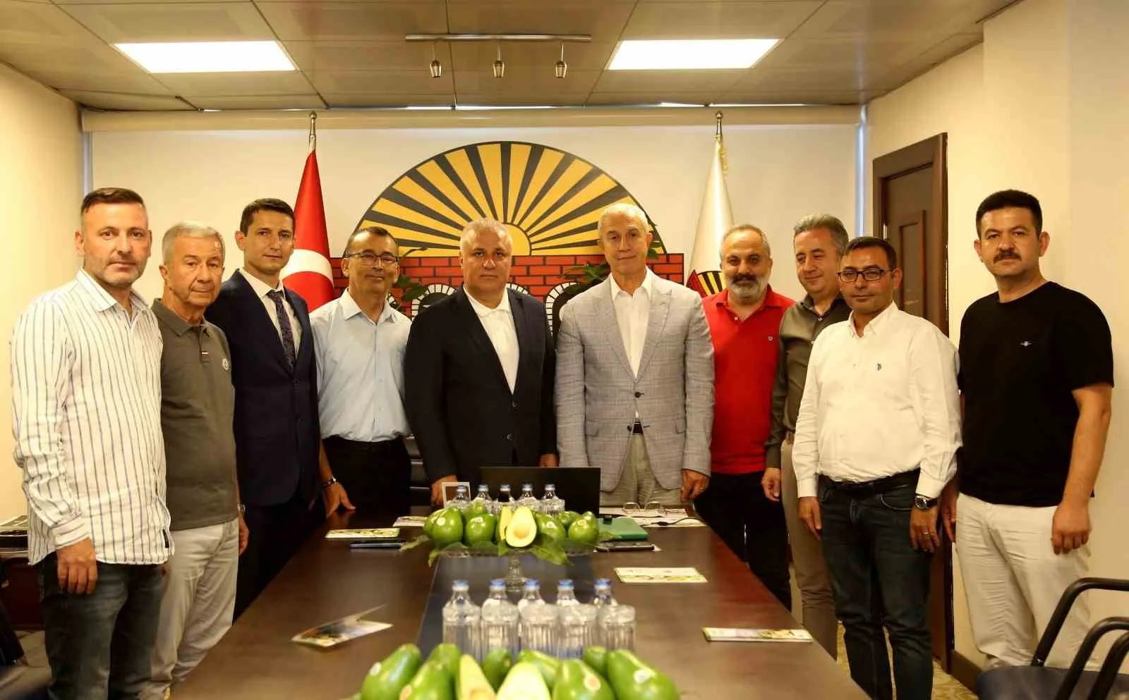 ALANYA TİCARET VE SANAYİ ODASI (ALTSO), ALANYA’NIN TARIMSAL DEĞERLERİNİ ULUSLARARASI ALANDA MARKALAŞTIRMA HEDEFİ DOĞRULTUSUNDA ÖNEMLİ BİR ADIM DAHA ATTI. ALANYA KEÇİBOYNUZU’NUN ARDINDAN ALANYA AVOKADOSU’NUN DA AVRUPA BİRLİĞİ COĞRAFİ İŞARET BAŞVURUSU ALTSO EV SAHİPLİĞİNDE DÜZENLENEN TÖRENLE GERÇEKLEŞTİRİLDİ.