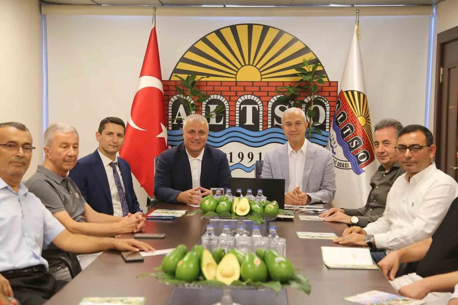 ALANYA TİCARET VE SANAYİ ODASI (ALTSO), ALANYA’NIN TARIMSAL DEĞERLERİNİ ULUSLARARASI ALANDA MARKALAŞTIRMA HEDEFİ DOĞRULTUSUNDA ÖNEMLİ BİR ADIM DAHA ATTI. ALANYA KEÇİBOYNUZU’NUN ARDINDAN ALANYA AVOKADOSU’NUN DA AVRUPA BİRLİĞİ COĞRAFİ İŞARET BAŞVURUSU ALTSO EV SAHİPLİĞİNDE DÜZENLENEN TÖRENLE GERÇEKLEŞTİRİLDİ.