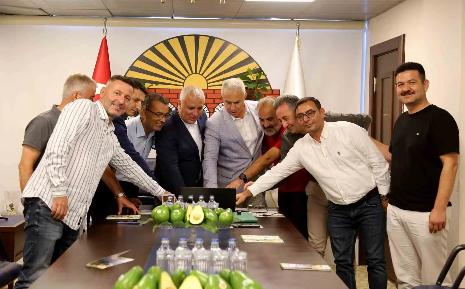 ALANYA KEÇİBOYNUZU’NUN ARDINDAN ALANYA AVOKADOSU’NUN DA AVRUPA BİRLİĞİ COĞRAFİ İŞARET BAŞVURUSU ALTSO EV SAHİPLİĞİNDE DÜZENLENEN TÖRENLE GERÇEKLEŞTİRİLDİ.