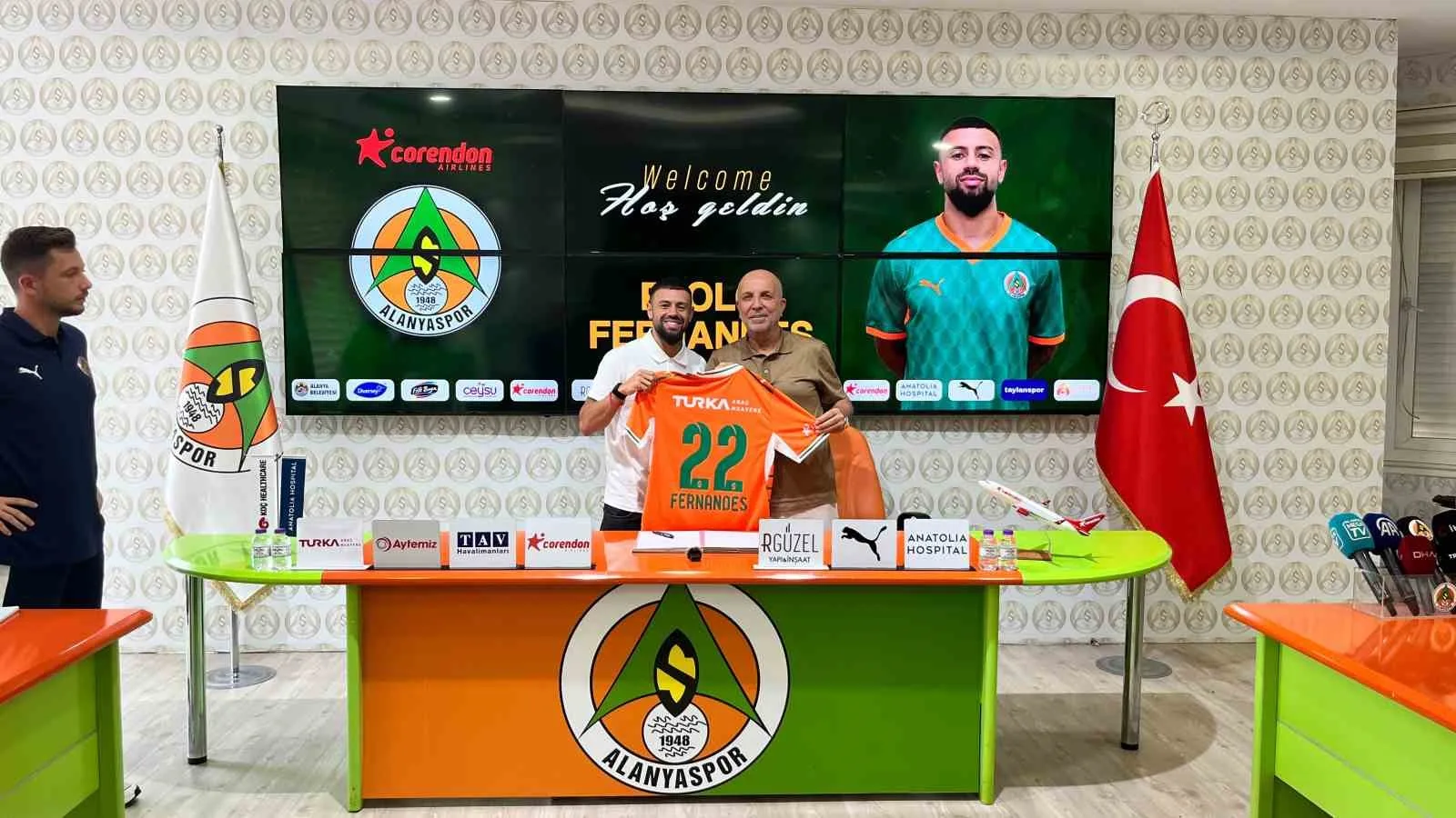 CORENDON ALANYASPOR, YUNANİSTAN EKİPLERİNDEN AEK FORMASI GİYEN 28 YAŞINDAKİ KANAT OYUNCUSU PAOLO FERNANDES’İ 1 YILLIĞINA KİRALIK OLARAK KADROSUNA KATTI.