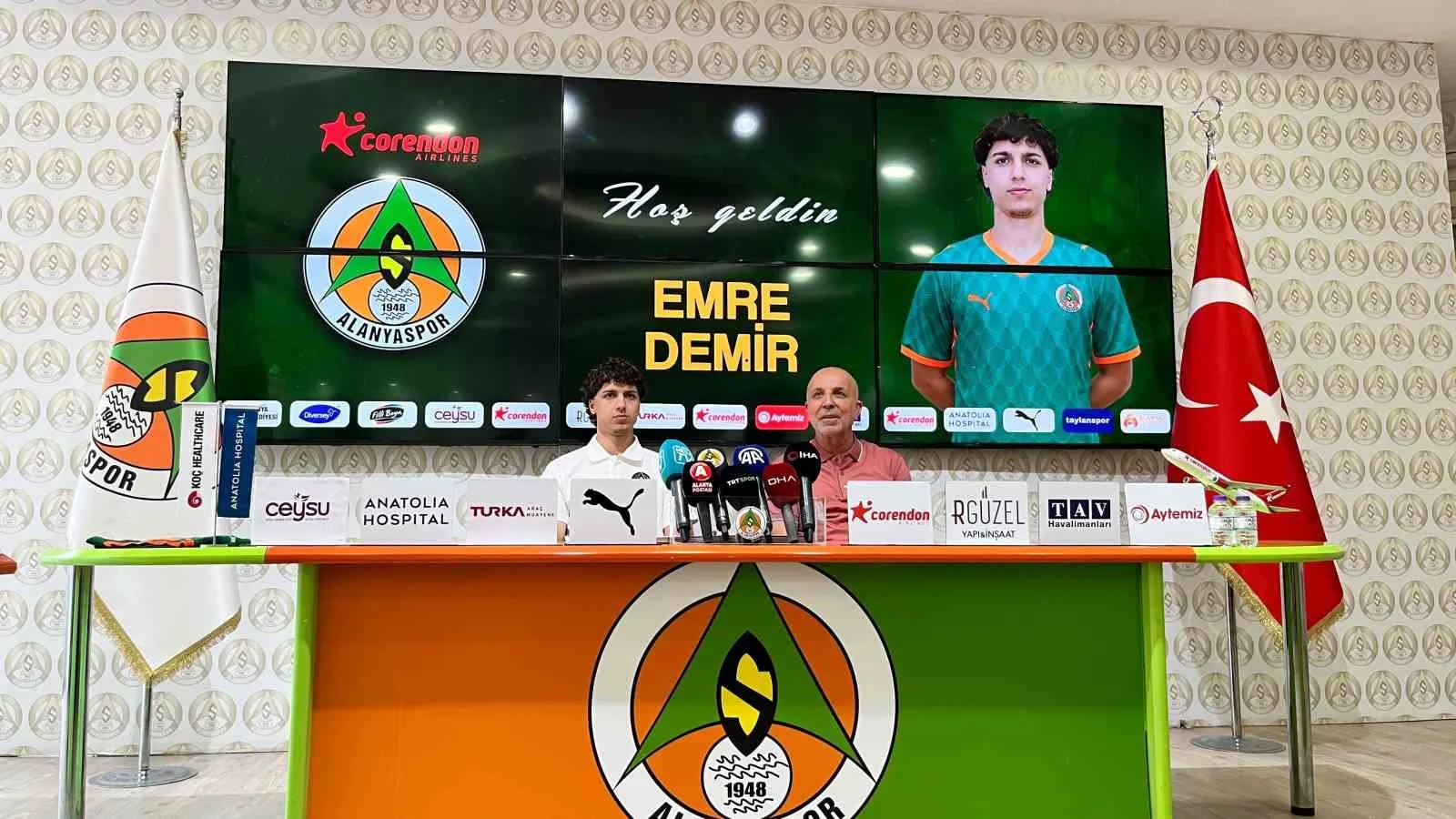 CORENDON ALANYASPOR, FENERBAHÇE’DEN 22 YAŞINDAKİ ORTA SAHA OYUNCUSU EMRE DEMİR’İ KADROSUNA KATTI. GENÇ FUTBOLCUYLA 3 YILLIK SÖZLEŞME İMZALANDI.