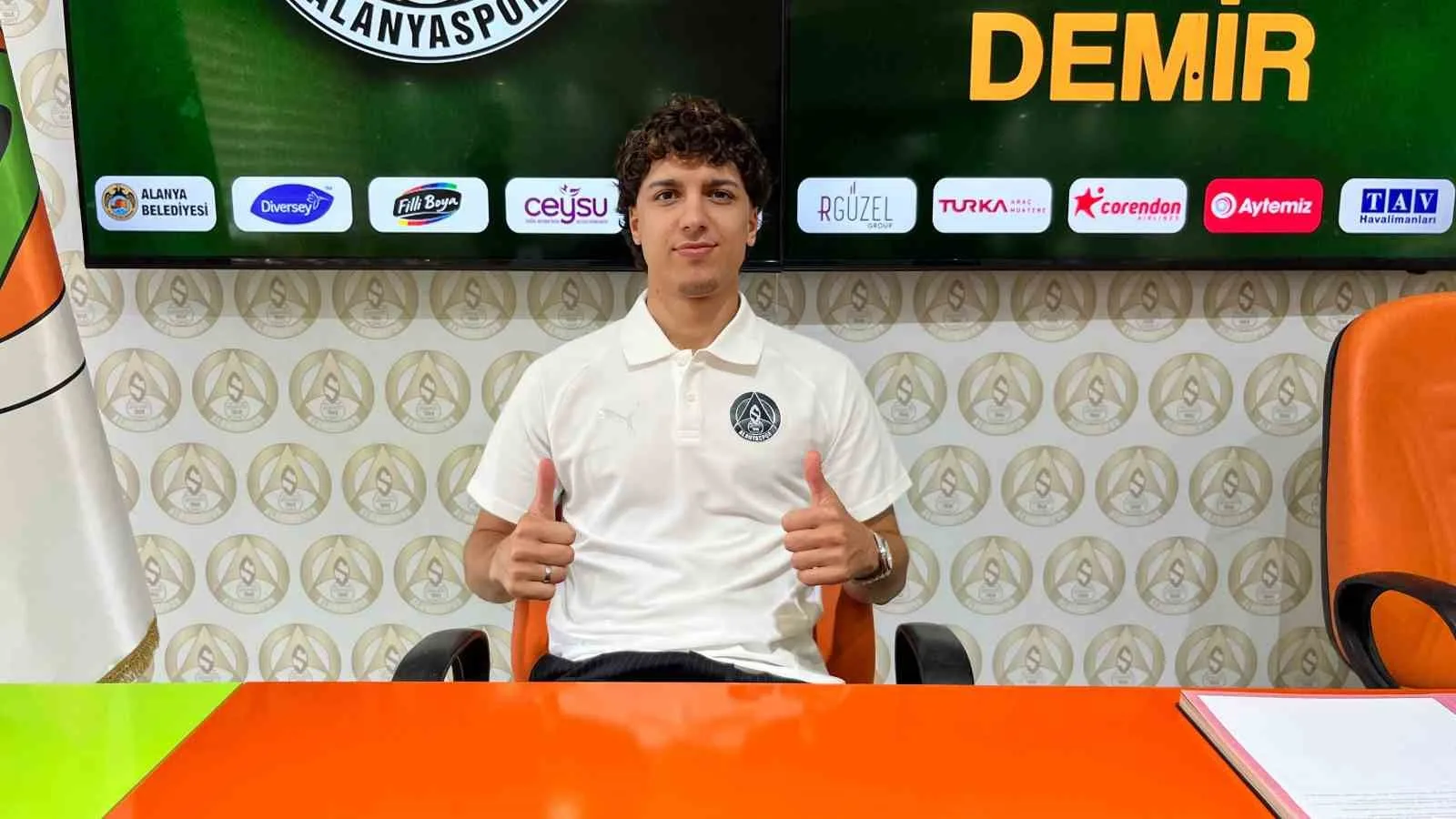 CORENDON ALANYASPOR, FENERBAHÇE’DEN 22 YAŞINDAKİ ORTA SAHA OYUNCUSU EMRE DEMİR’İ KADROSUNA KATTI. GENÇ FUTBOLCUYLA 3 YILLIK SÖZLEŞME İMZALANDI.