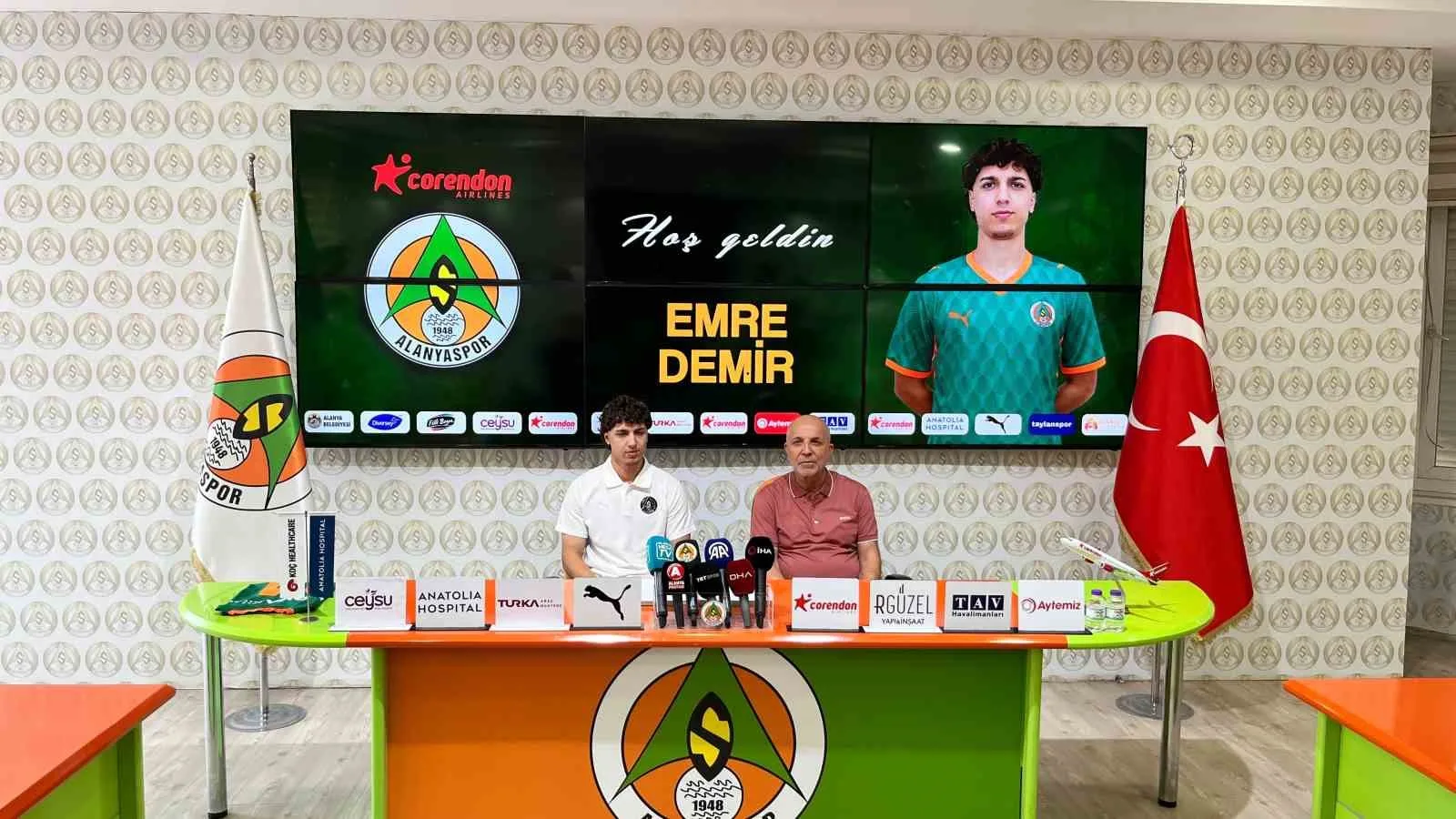 CORENDON ALANYASPOR, FENERBAHÇE’DEN 22 YAŞINDAKİ ORTA SAHA OYUNCUSU EMRE DEMİR’İ KADROSUNA KATTI. GENÇ FUTBOLCUYLA 3 YILLIK SÖZLEŞME İMZALANDI.