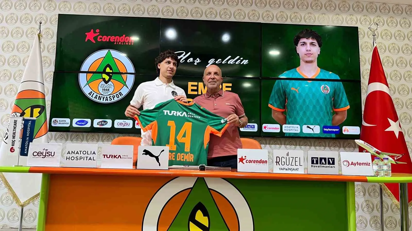 CORENDON ALANYASPOR, FENERBAHÇE’DEN 22 YAŞINDAKİ ORTA SAHA OYUNCUSU EMRE DEMİR’İ KADROSUNA KATTI. GENÇ FUTBOLCUYLA 3 YILLIK SÖZLEŞME İMZALANDI.