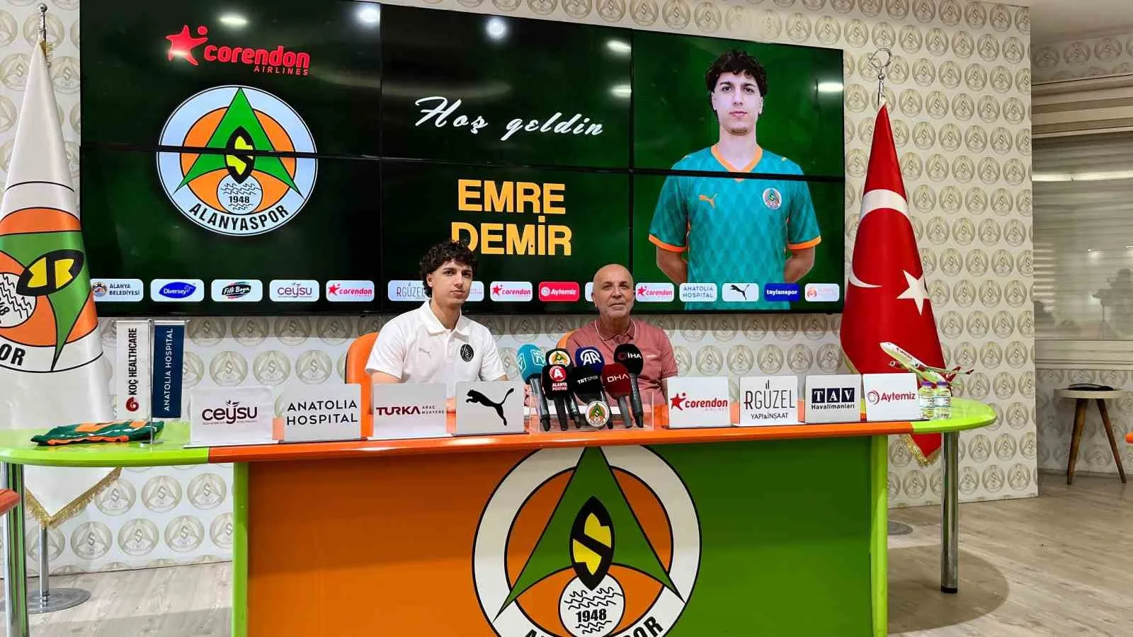 CORENDON ALANYASPOR, FENERBAHÇE’DEN 22 YAŞINDAKİ ORTA SAHA OYUNCUSU EMRE DEMİR’İ KADROSUNA KATTI. GENÇ FUTBOLCUYLA 3 YILLIK SÖZLEŞME İMZALANDI.