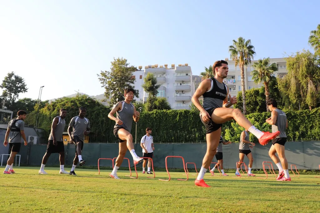 TRENDYOL SÜPER LİG’İN 3. HAFTASINDA DEPLASMANDA EYÜPSPOR İLE KARŞILAŞACAK CORENDON ALANYASPOR, MAÇIN HAZIRLIKLARINA BAŞLADI.
