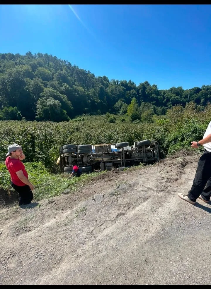 ZONGULDAK (İHA) - ZONGULDAK’IN ALAPLI İLÇESİNDE VİRAJI ALAMAYARAK ŞARAMPOLE UÇAN BETON MİKSERİNİN SÜRÜCÜSÜ YARALANDI.