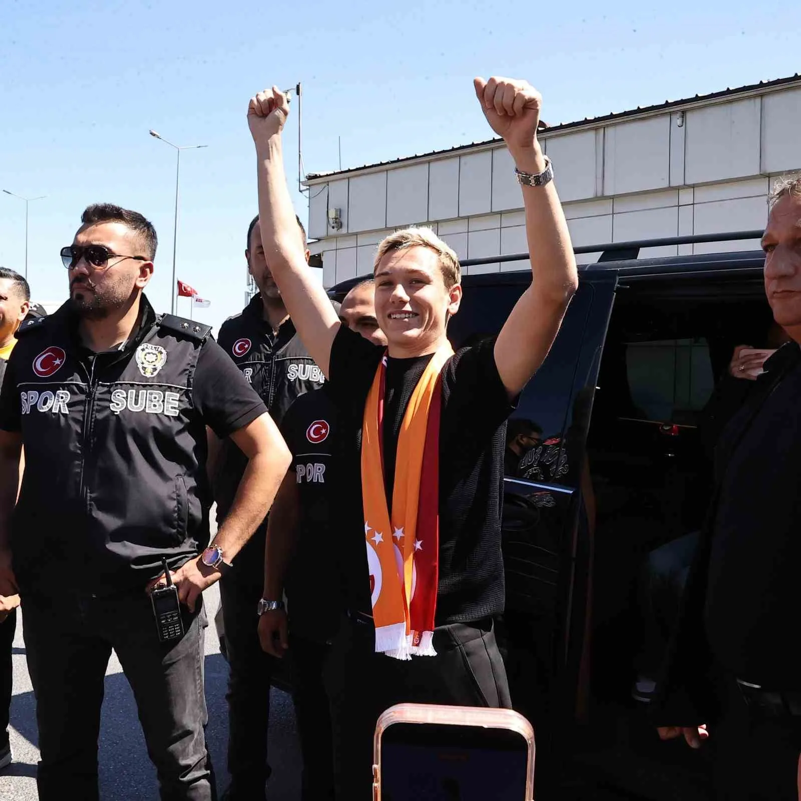 GALATASARAY'IN TRANSFER GÖRÜŞMELERİNE BAŞLADIĞI 21 YAŞINDAKİ SERGEİ BATRAKOV, ÖZEL UÇAKLA İSTANBUL’A GELDİ.
