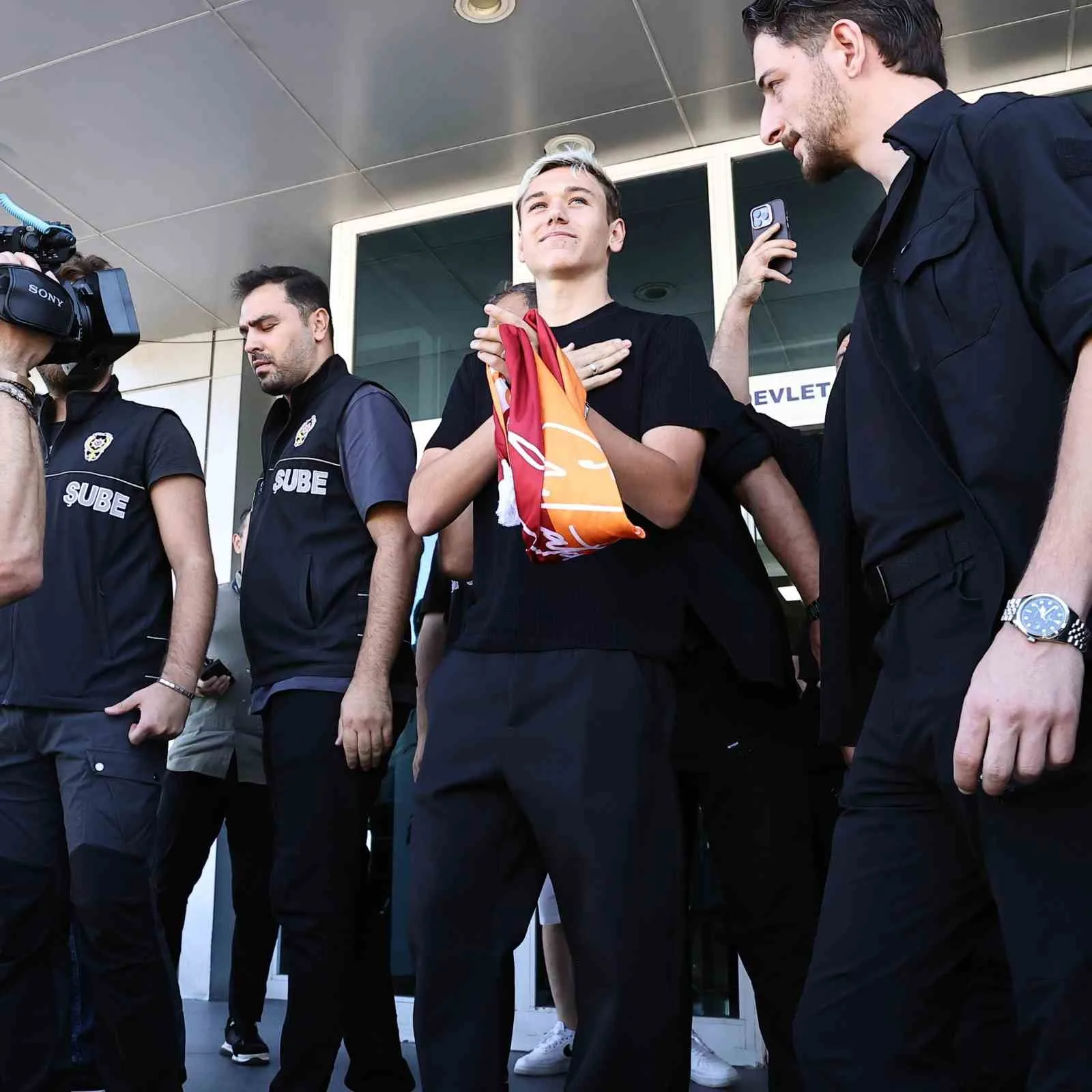 GALATASARAY'IN TRANSFER GÖRÜŞMELERİNE BAŞLADIĞI 21 YAŞINDAKİ SERGEİ BATRAKOV, ÖZEL UÇAKLA İSTANBUL’A GELDİ.