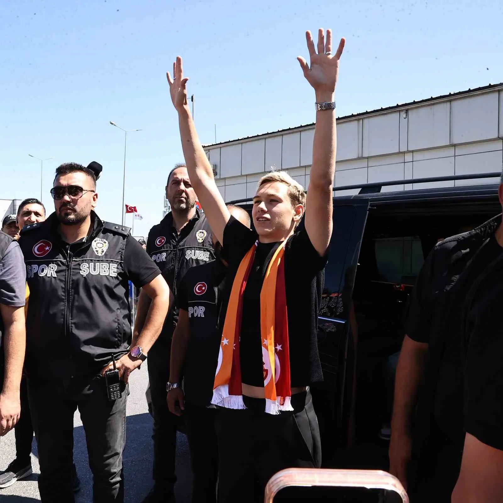 GALATASARAY'IN TRANSFER GÖRÜŞMELERİNE BAŞLADIĞI 21 YAŞINDAKİ SERGEİ BATRAKOV, ÖZEL UÇAKLA İSTANBUL’A GELDİ.