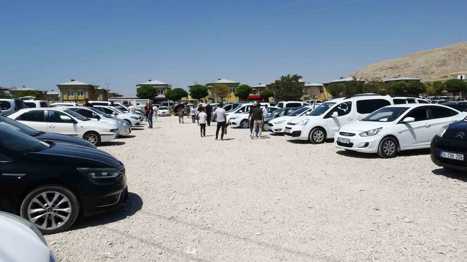 VAN’IN TUŞBA İLÇESİNDE KURULAN İKİNCİ EL AÇIK OTO PAZARINDA, SIFIR ARAÇLARDAKİ KAMPANYALARIN ETKİSİYLE ALICI VE SATICI ARASINDAKİ HAREKETLİLİK AZALDI.
