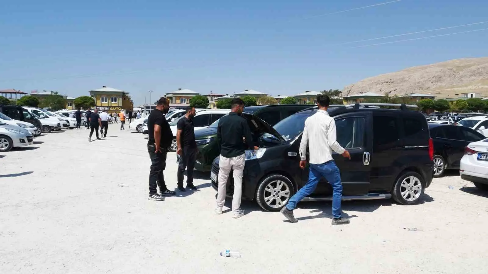 VAN’IN TUŞBA İLÇESİNDE KURULAN İKİNCİ EL AÇIK OTO PAZARINDA, SIFIR ARAÇLARDAKİ KAMPANYALARIN ETKİSİYLE ALICI VE SATICI ARASINDAKİ HAREKETLİLİK AZALDI.