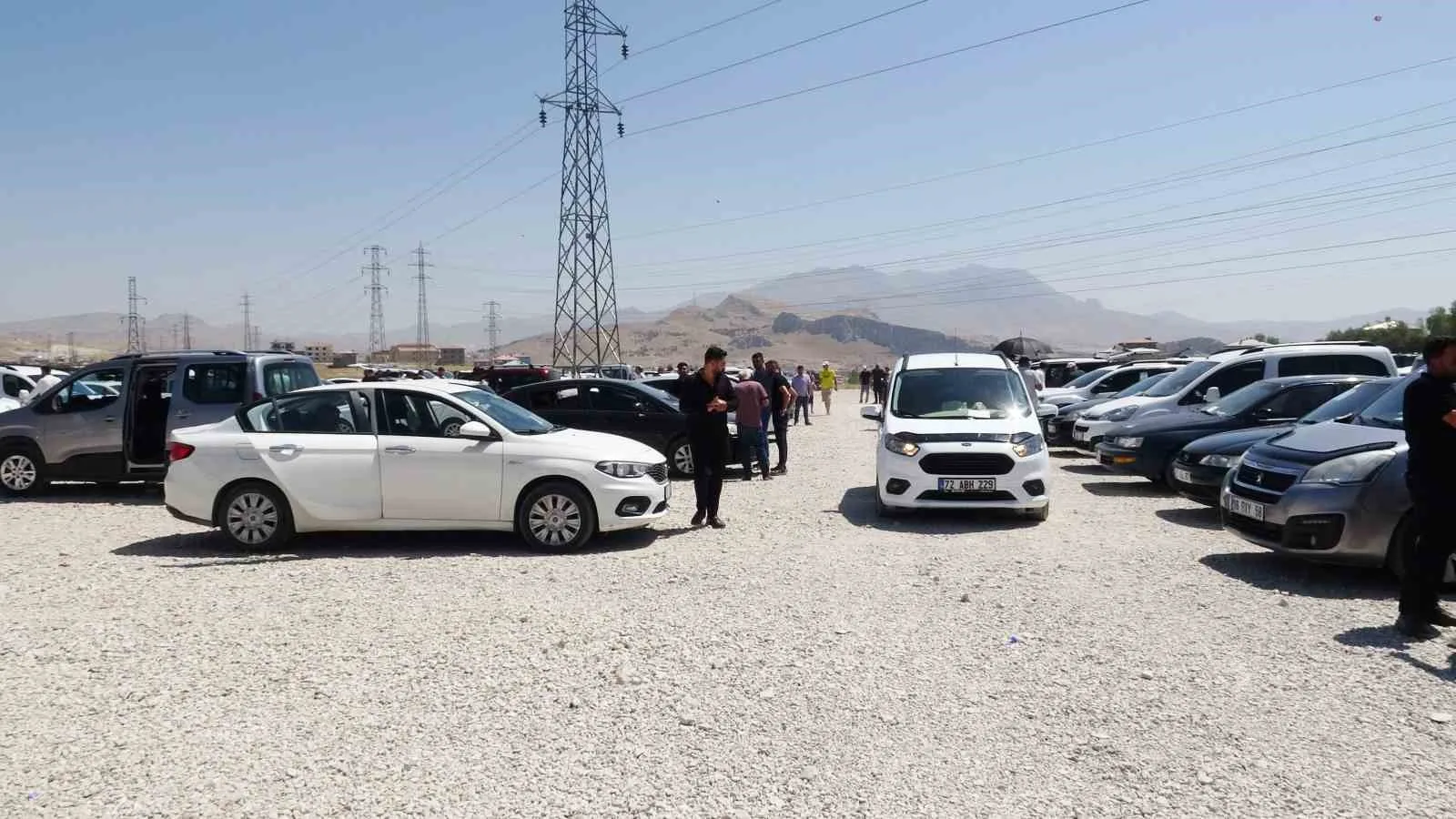 VAN’IN TUŞBA İLÇESİNDE KURULAN İKİNCİ EL AÇIK OTO PAZARINDA, SIFIR ARAÇLARDAKİ KAMPANYALARIN ETKİSİYLE ALICI VE SATICI ARASINDAKİ HAREKETLİLİK AZALDI.