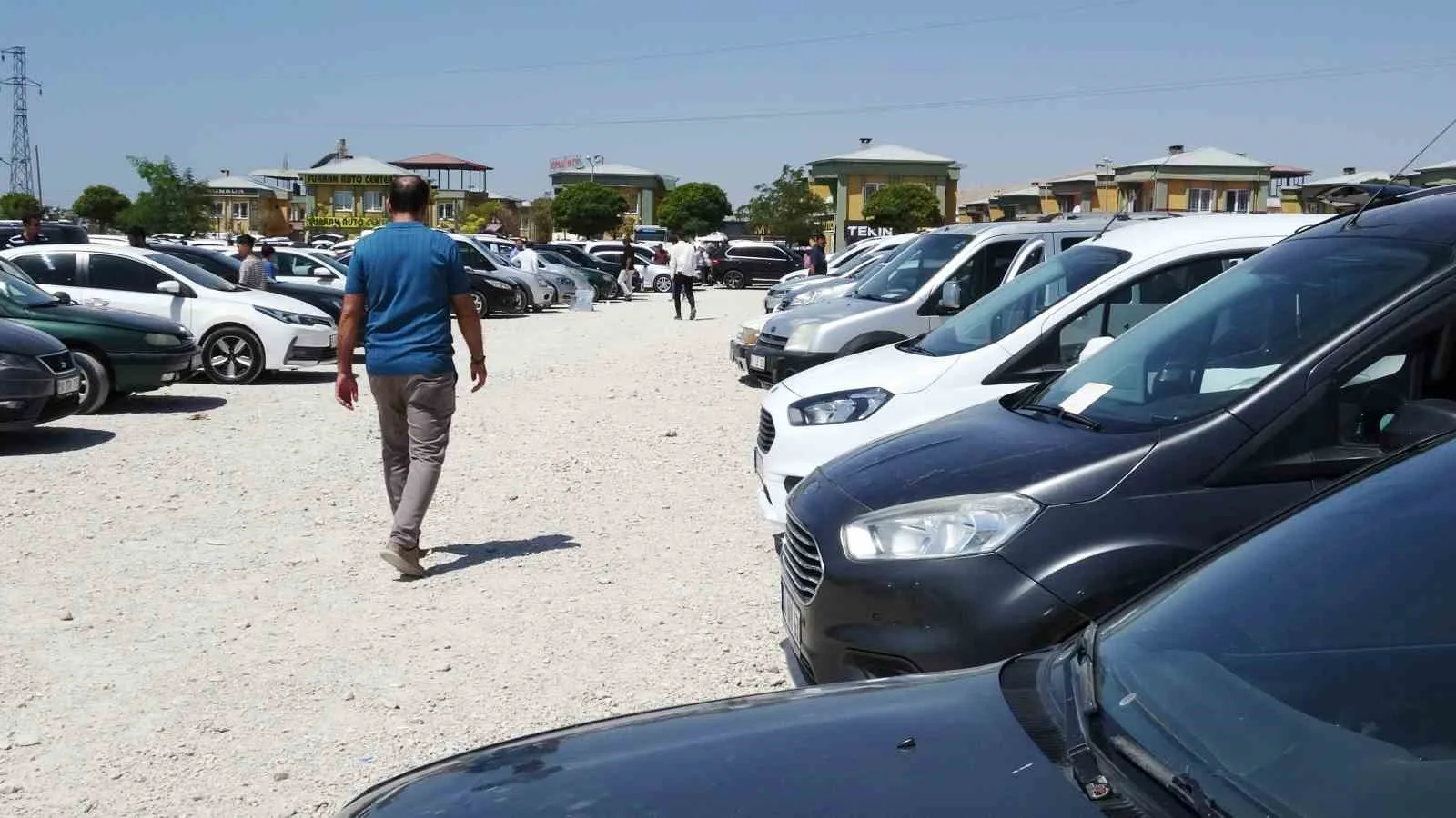 VAN’IN TUŞBA İLÇESİNDE KURULAN İKİNCİ EL AÇIK OTO PAZARINDA, SIFIR ARAÇLARDAKİ KAMPANYALARIN ETKİSİYLE ALICI VE SATICI ARASINDAKİ HAREKETLİLİK AZALDI.