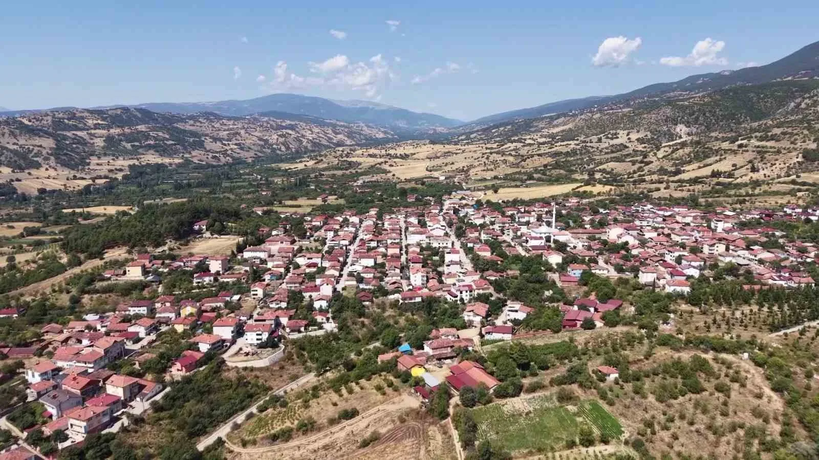 AMASYA'NIN TAŞOVA İLÇESİNE BAĞLI ALPASLAN KÖYÜNDE GELENEKSEL 'ÇANAK TARHANA' MESAİSİ BAŞLADI. ALPASLANLILAR ÇANAK ŞEKLİ VEREREK KURUTTUKLARI KÖYLERİNE ÖZGÜ TARHANAYA COĞRAFİ İŞARET ALINMASINI TALEP EDİYOR.