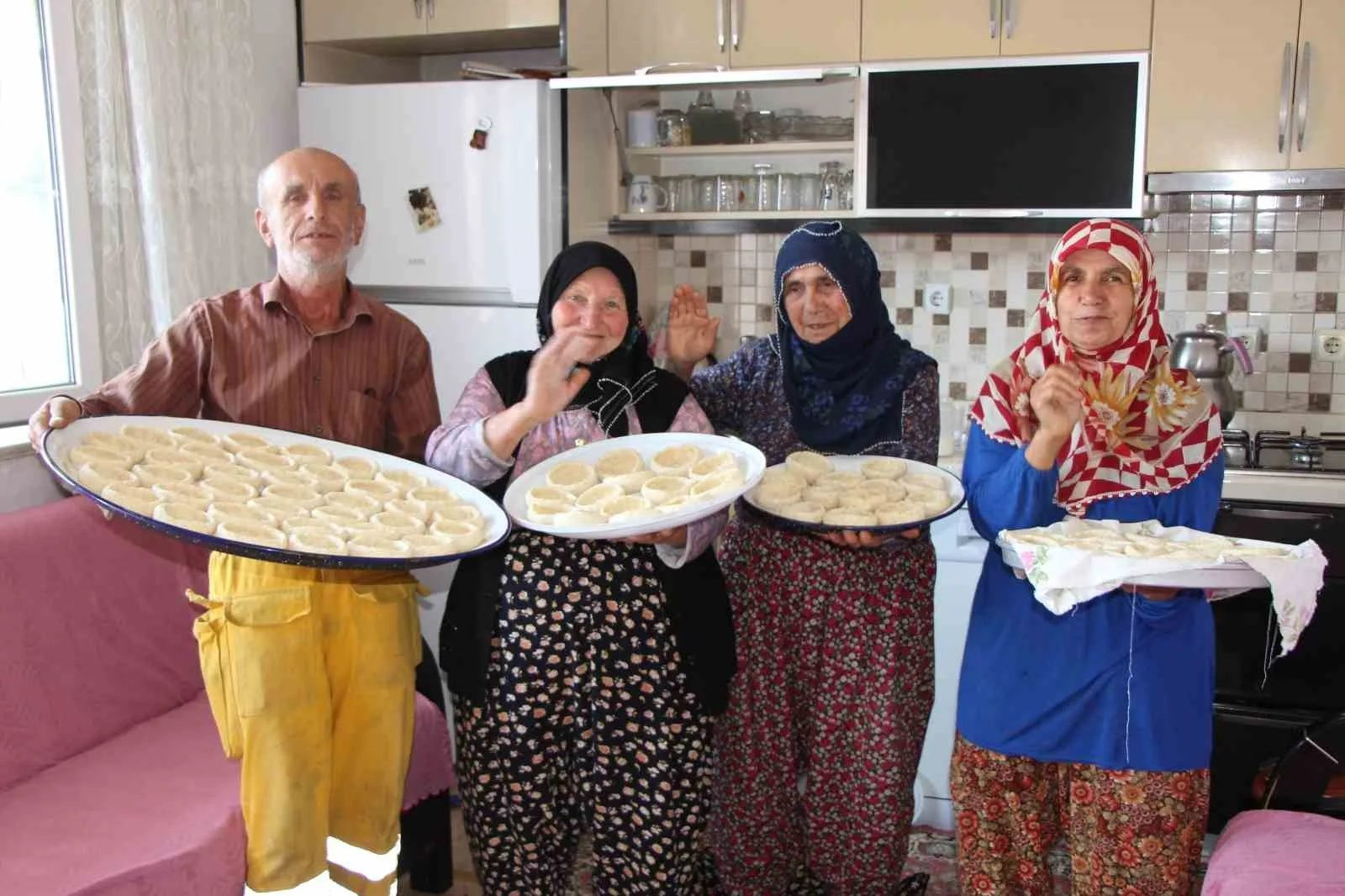 KOMŞULARIYLA BİRLİKTE TARHANAYI ŞEKİLLENDİREN ŞÖHRET GÖZAYDIN, "KÖYÜMÜZDE TARHANA MESAİSİ BAŞLADI. BÜYÜKLERİMİZDEN ÖĞRENDİĞİMİZ BU GELENEĞİ SÜRDÜRMENİN MUTLULUĞUNU YAŞIYORUZ" DEDİ. MELİHA AKÇA DA, TARHANAYA ÇANAK ŞEKLİ VERMENİN KÖYLERİNE ÖZGÜ OLDUĞUNU SÖYLEDİ.