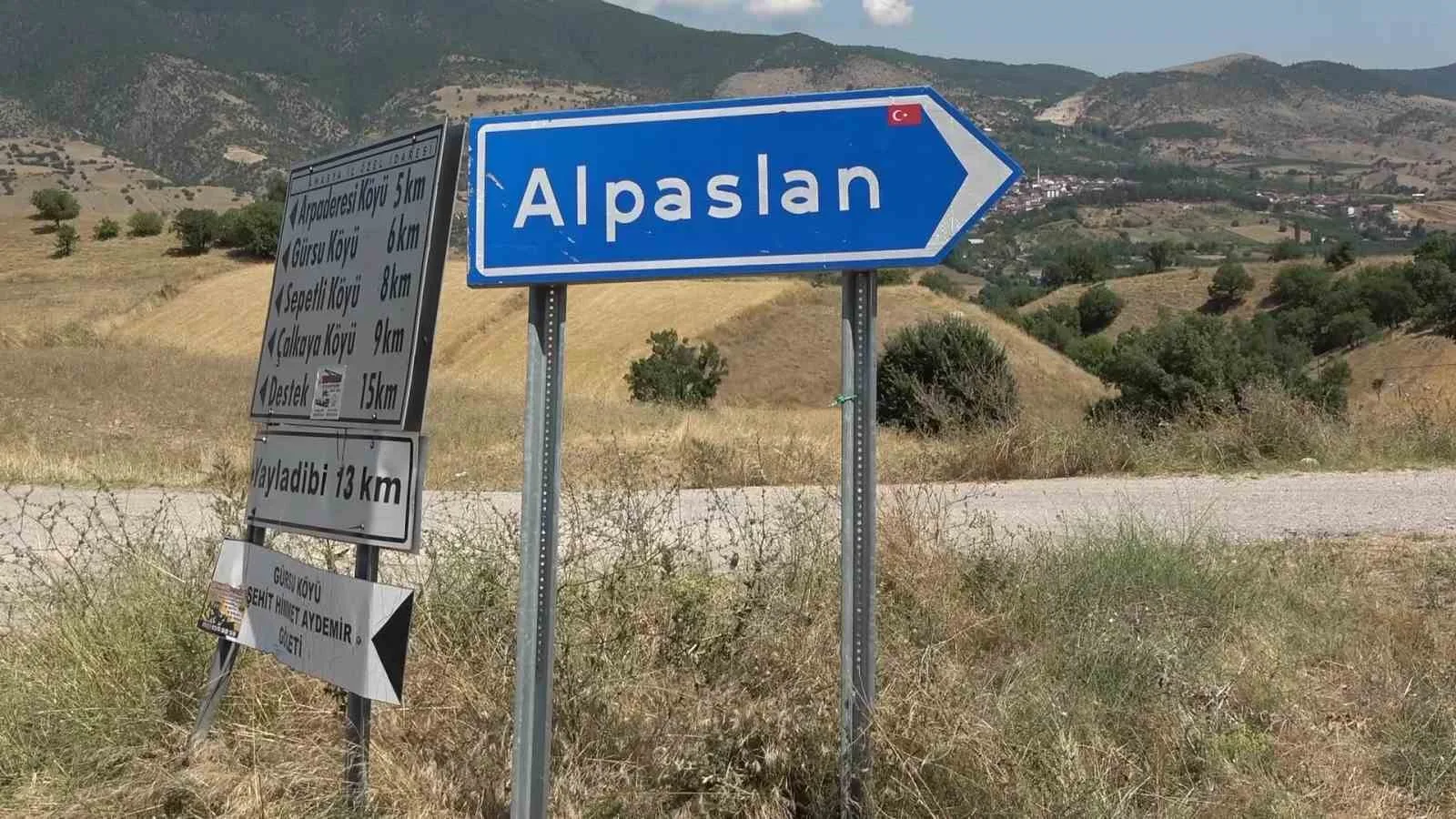AMASYA'NIN TAŞOVA İLÇESİNE BAĞLI ALPASLAN KÖYÜNDE GELENEKSEL 'ÇANAK TARHANA' MESAİSİ BAŞLADI. ALPASLANLILAR ÇANAK ŞEKLİ VEREREK KURUTTUKLARI KÖYLERİNE ÖZGÜ TARHANAYA COĞRAFİ İŞARET ALINMASINI TALEP EDİYOR.