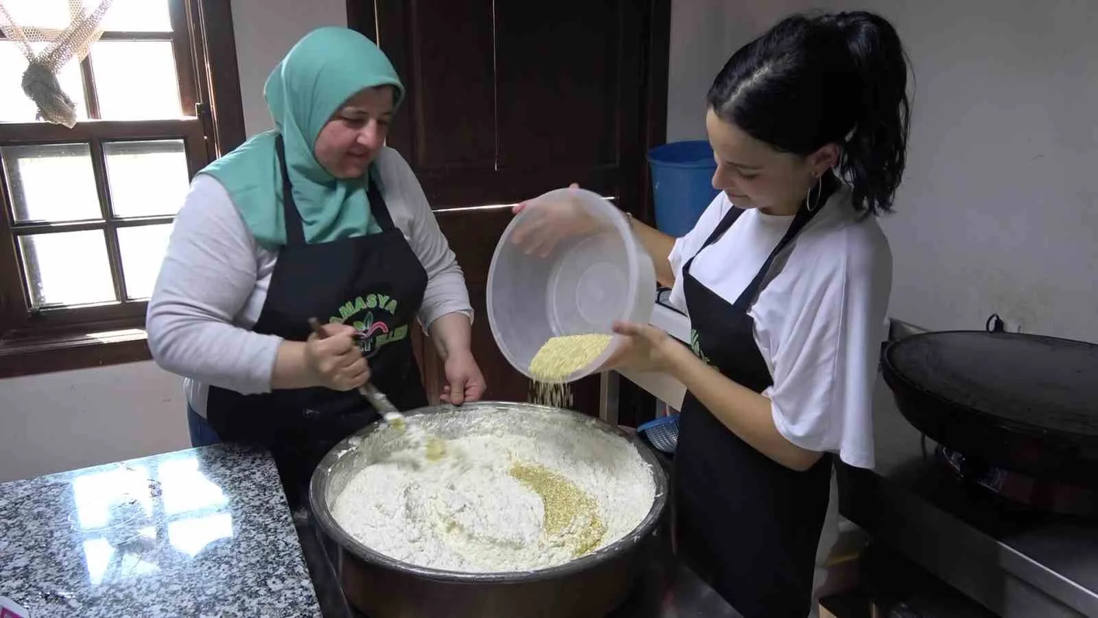 AMASYA'NIN TAŞOVA İLÇESİNE BAĞLI ALPASLAN KÖYÜNDE GELENEKSEL 'ÇANAK TARHANA' MESAİSİ BAŞLADI. ALPASLANLILAR ÇANAK ŞEKLİ VEREREK KURUTTUKLARI KÖYLERİNE ÖZGÜ TARHANAYA COĞRAFİ İŞARET ALINMASINI TALEP EDİYOR.