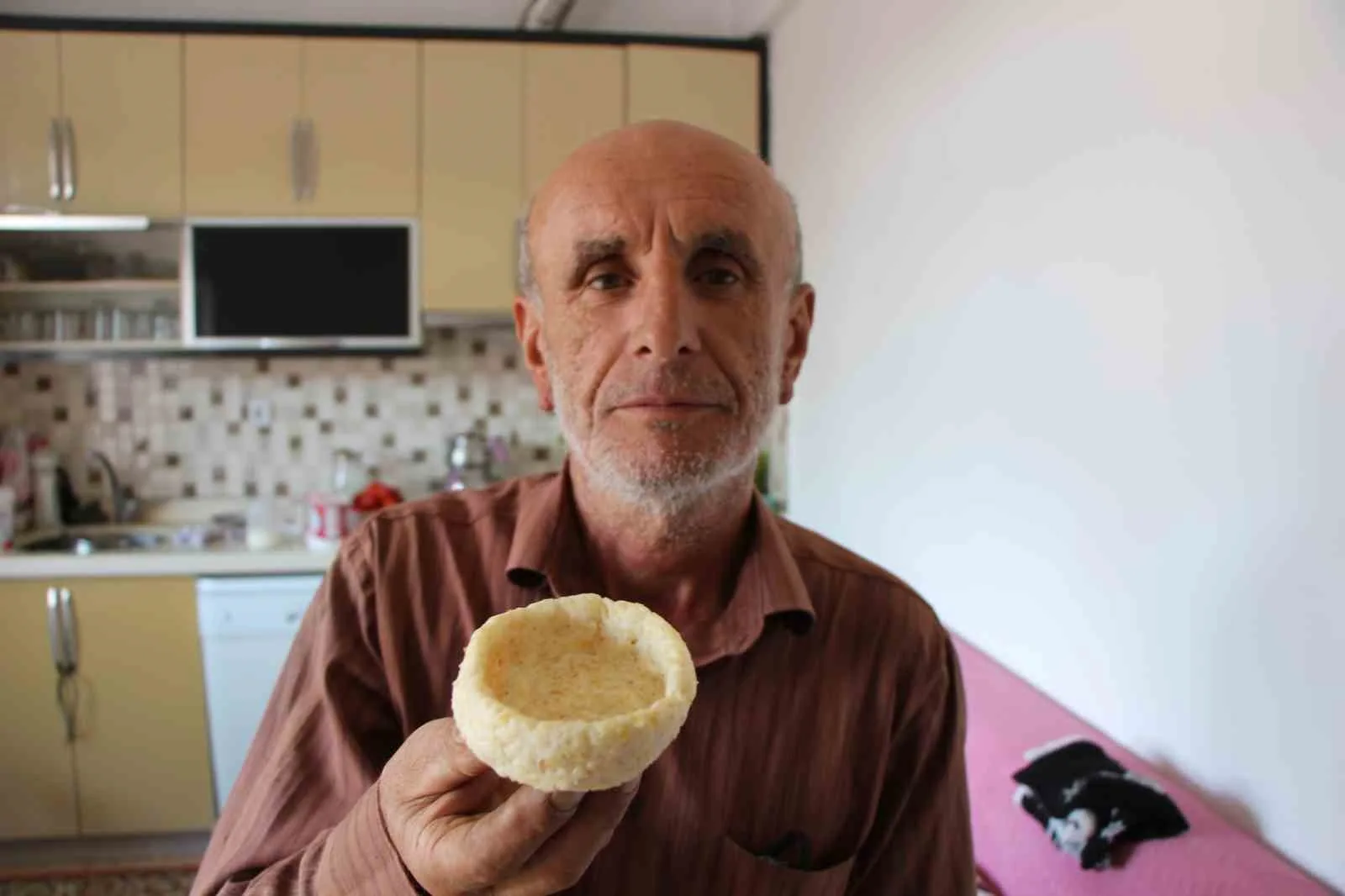 ÇANAK TARHANANIN GELENEKSEL BİR LEZZET OLDUĞUNU VURGULAYAN ZİYA CELEP İSE, "TARHANA ÇORBASINI İÇTİĞİNİZİ DAMARLARINIZA KADAR HİSSEDERSİNİZ. KURUSU 2 YIL KADAR SAKLANABİLİR. ÇANAK TARHANAMIZA COĞRAFİ İŞARET ALINMASINI İSTİYORUZ" DİYE KONUŞTU.