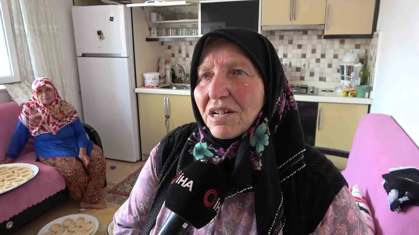 KOMŞULARIYLA BİRLİKTE TARHANAYI ŞEKİLLENDİREN ŞÖHRET GÖZAYDIN, "KÖYÜMÜZDE TARHANA MESAİSİ BAŞLADI. BÜYÜKLERİMİZDEN ÖĞRENDİĞİMİZ BU GELENEĞİ SÜRDÜRMENİN MUTLULUĞUNU YAŞIYORUZ" DEDİ.