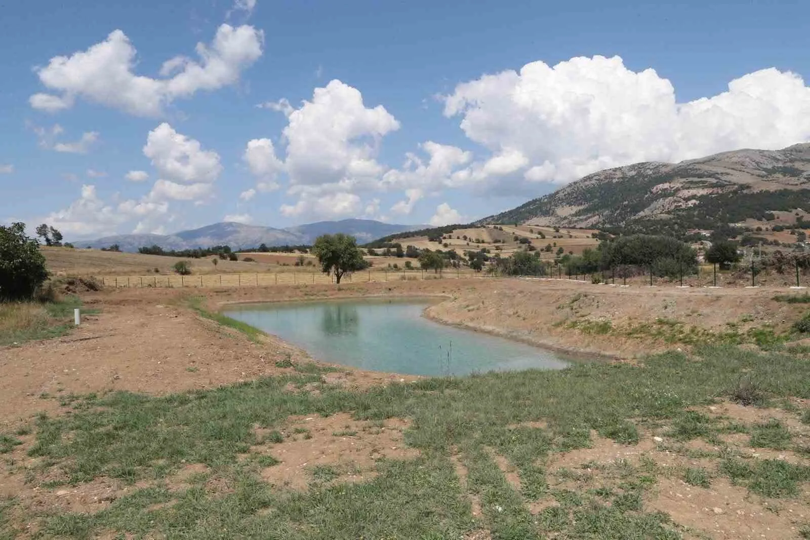 GERÇEKLEŞTİRİLEN YATIRIMIN TARIMSAL ÜRETİMİN SÜRDÜRÜLEBİLİRLİĞİNİN YANI SIRA KÖY EKONOMİSİNE DE ÖNEMLİ KATKILAR SUNMASI HEDEFLENİRKEN MODERN SULAMA ALTYAPISI SAYESİNDE ÜRETİCİLERİN DAHA VERİMLİ VE SÜRDÜRÜLEBİLİR BİR ÜRETİM SÜRECİNE GEÇİŞİNİN ÖNÜ AÇILDI.