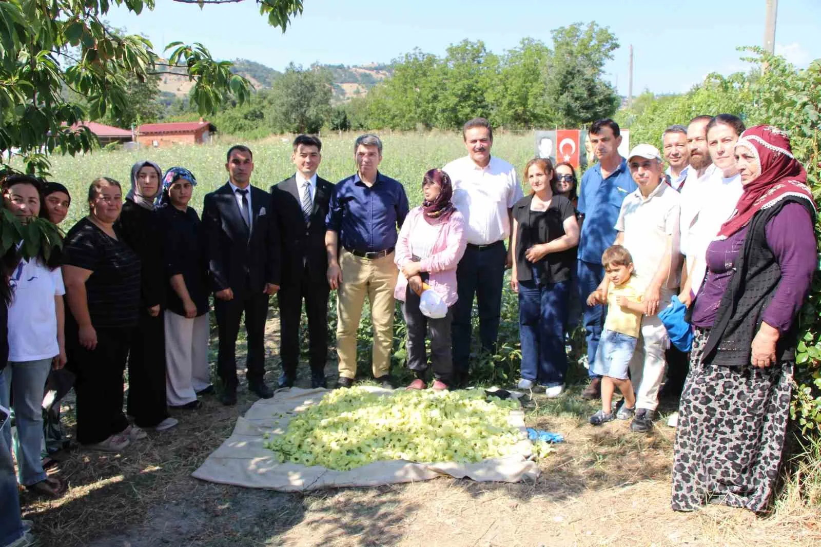 BU YILIN KİRAZ TEŞVİK YARIŞMASI ŞAMPİYONU GÜL VE YUSUF ESER ÇİFTİNİN BAMYA BAHÇELERİNDEKİ HASADA PROTOKOL ÜYELERİ DE KATILDI.
