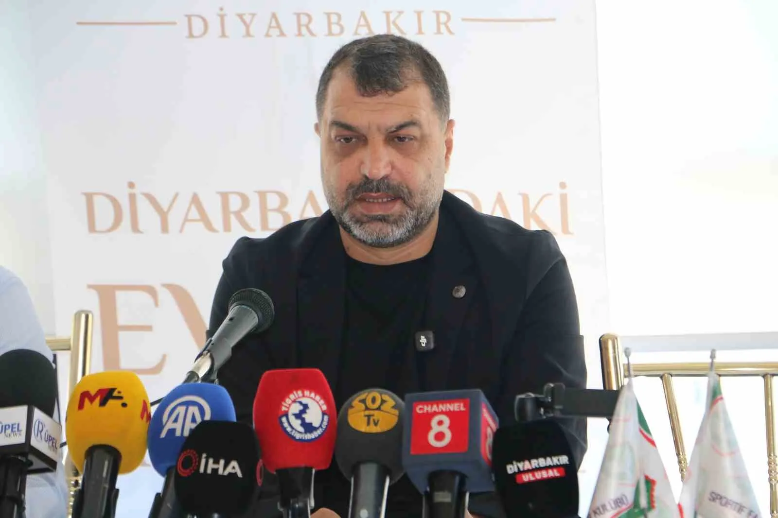 AMED SPORTİF FAALİYETLER FUTBOL ŞUBE SORUMLUSU NEDİM ŞİMŞEK, ERZURUM VE BURDUR’DA YAPILAN HAZIRLIK SÜRECİNİ ANLATARAK, ŞİMDİYE KADAR 17 FUTBOLCUNUN TRANSFER YAPILDIĞINI ANLATTI.
